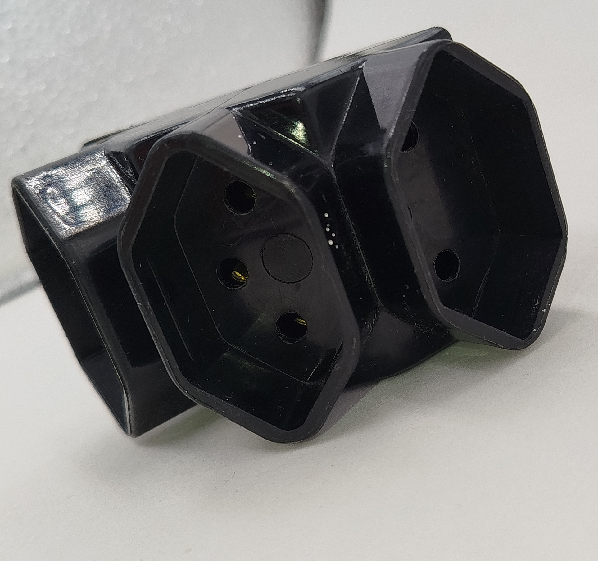 Adaptateur électrique noir