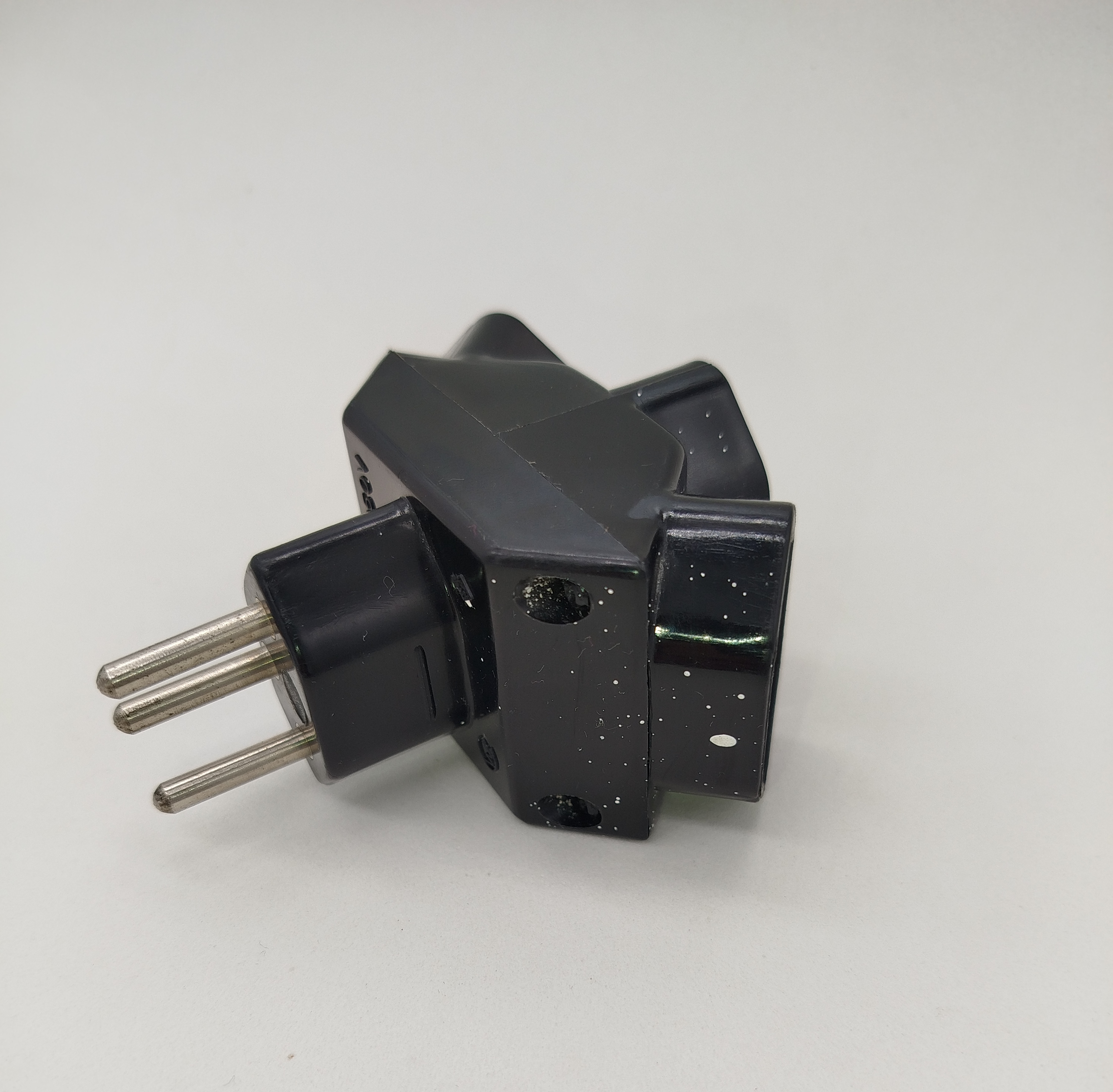 Adaptateur électrique noir