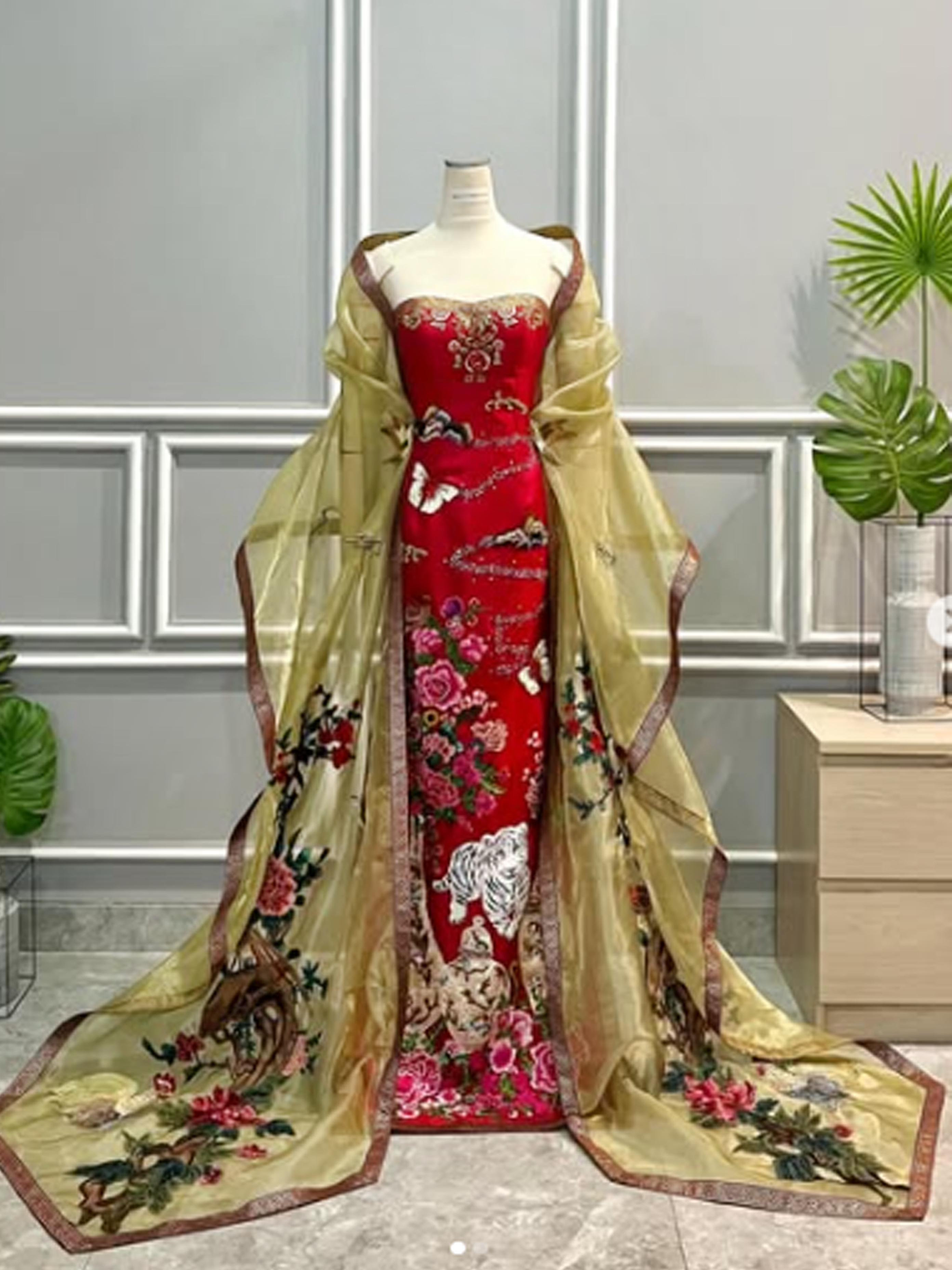 CC016- Red Tiger Cheongsam Paired With Vegas Gold Scarf