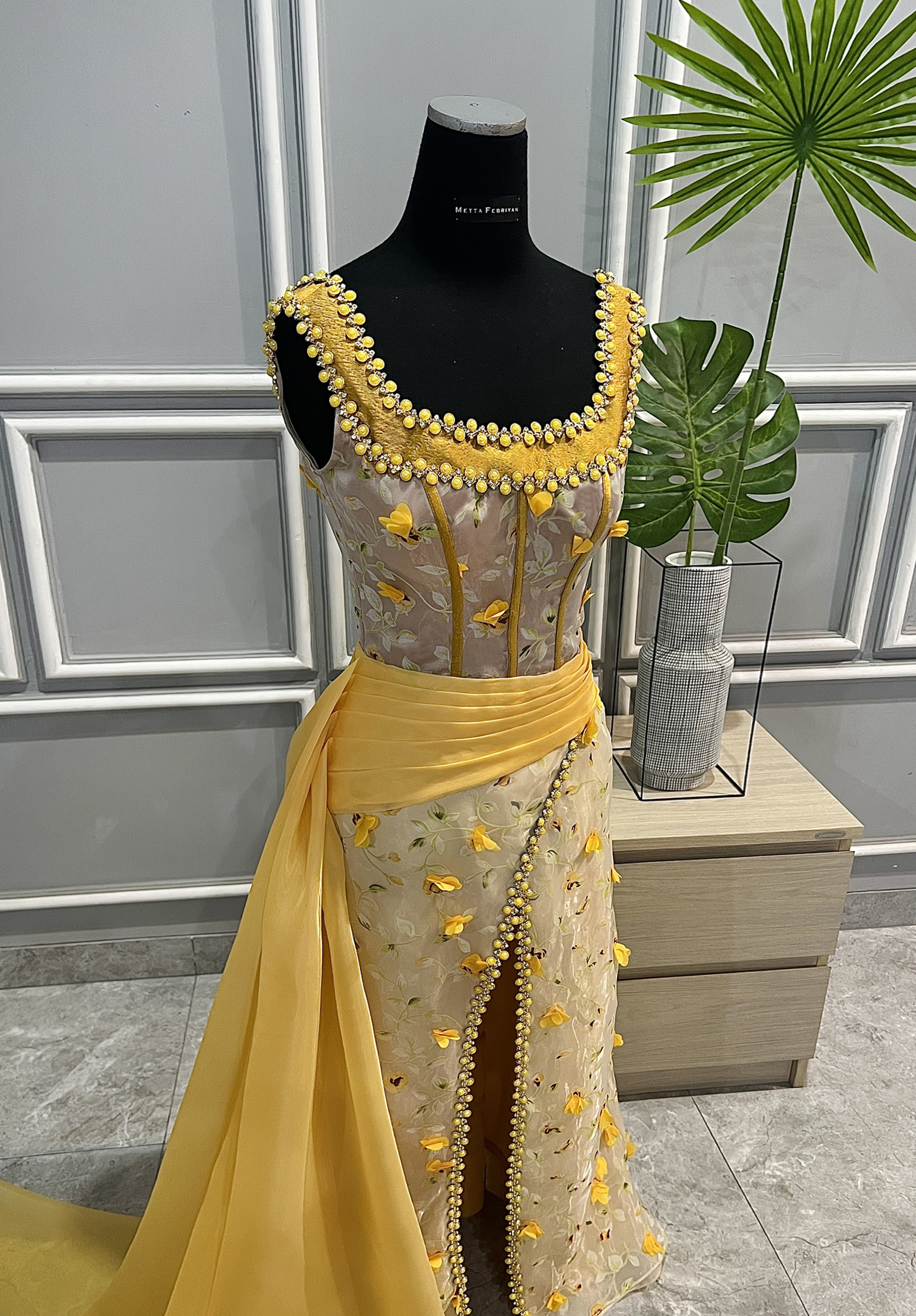 GC025 - Golden Petals: A Whisper of Spring