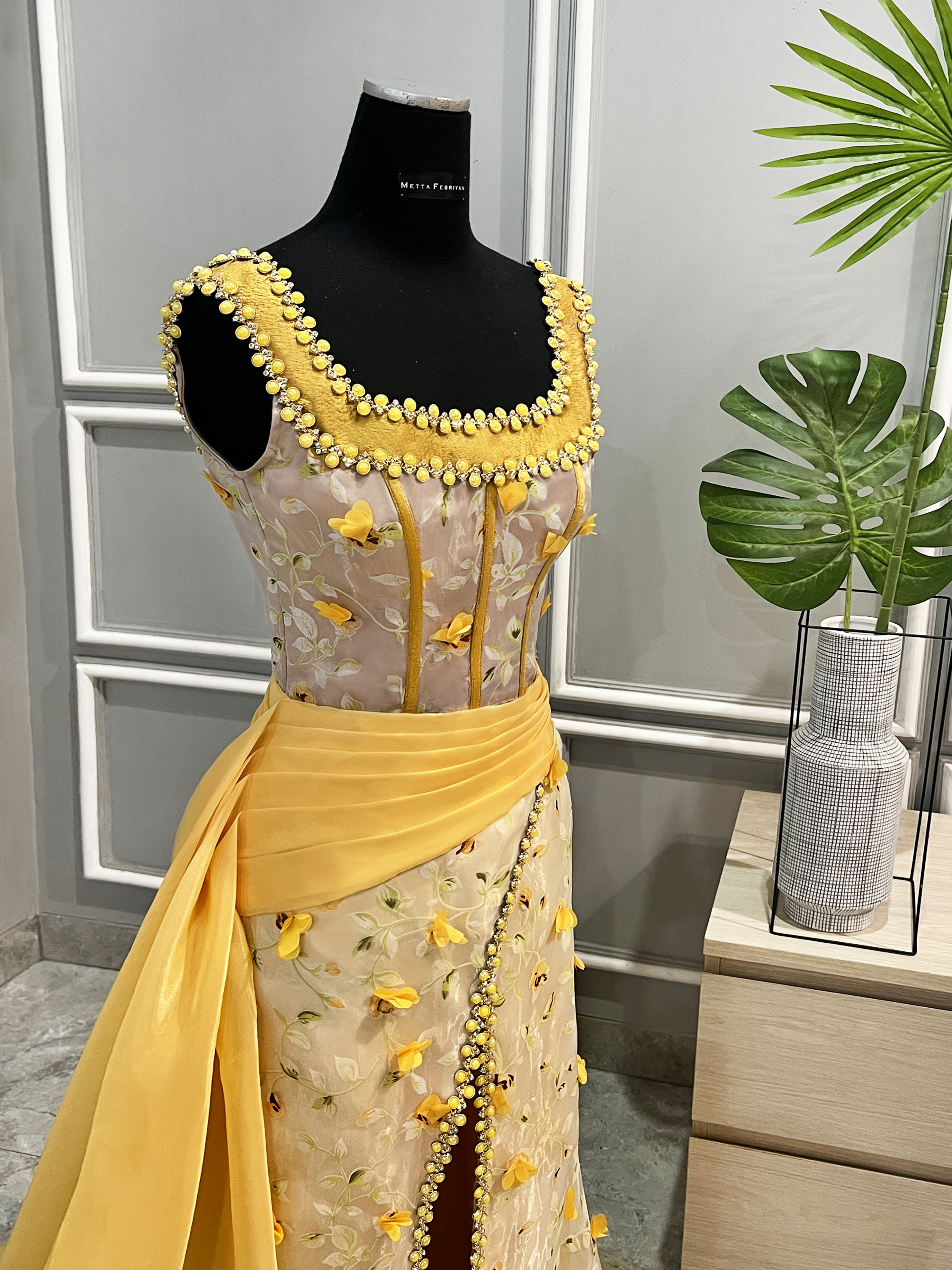 GC025 - Golden Petals: A Whisper of Spring