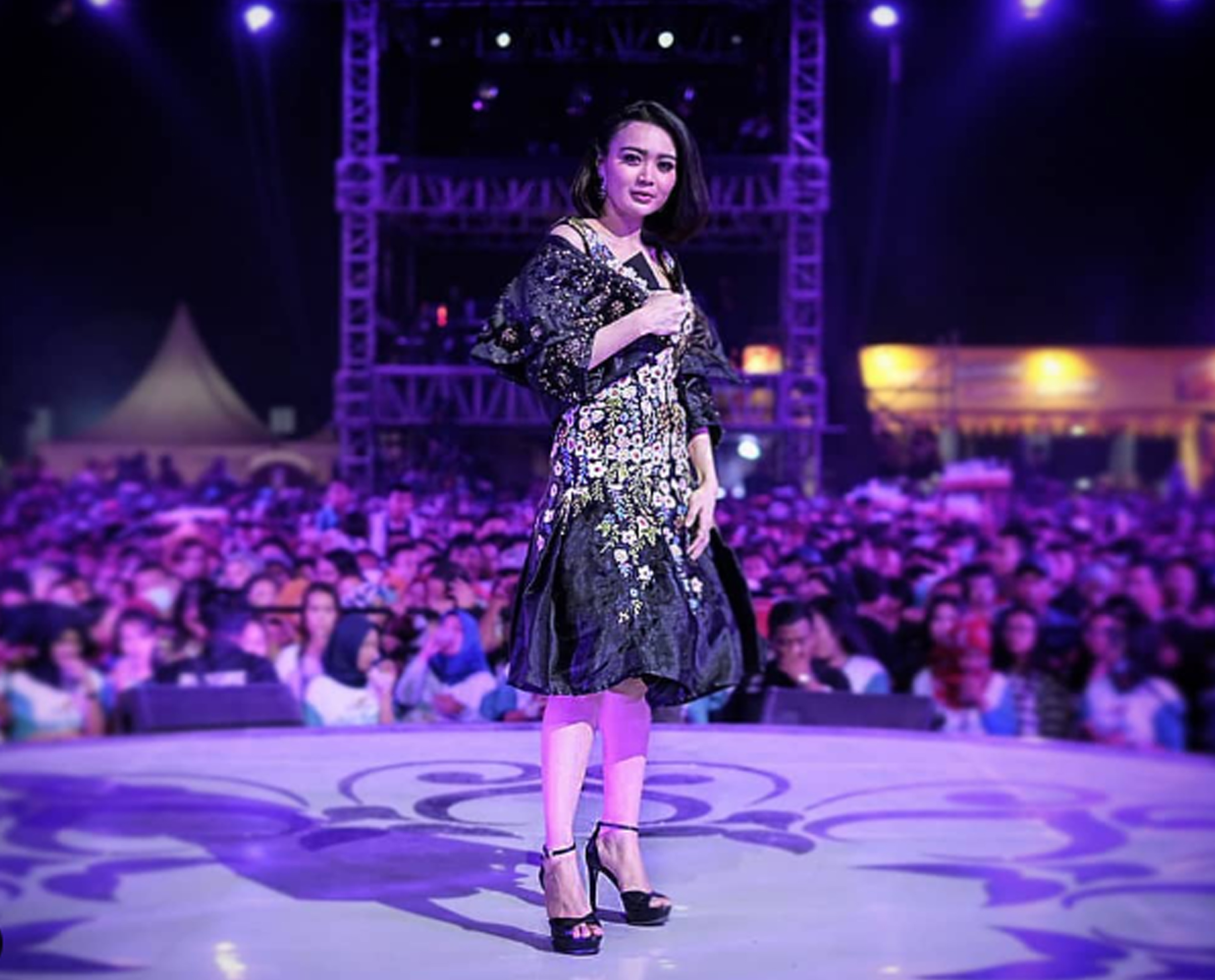 GC030 -Midnight Bloom: The Radiance of Nusantara Elegance