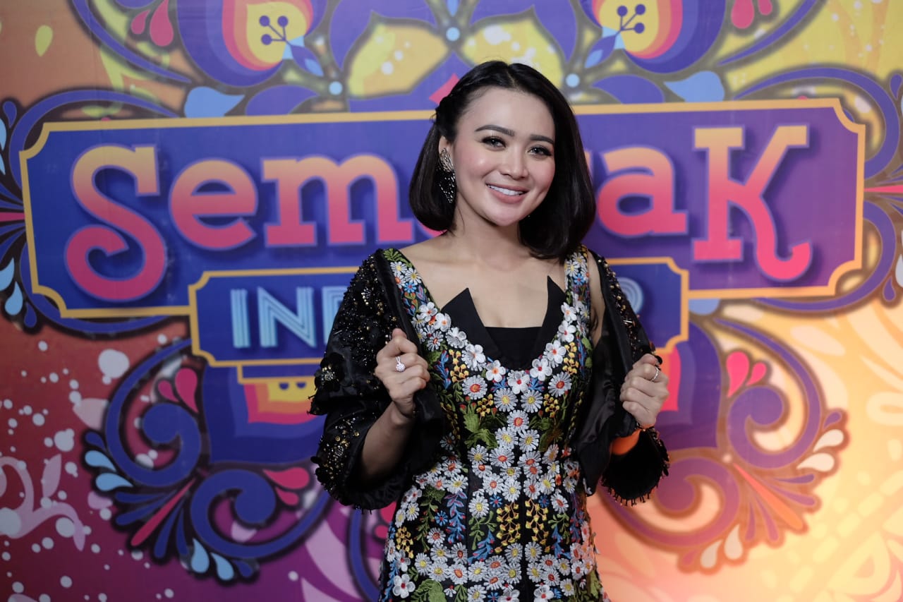 GC030 -Midnight Bloom: The Radiance of Nusantara Elegance