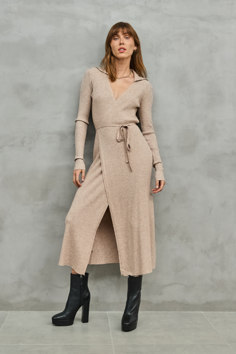 Ilga smėlio spalvos suknelė