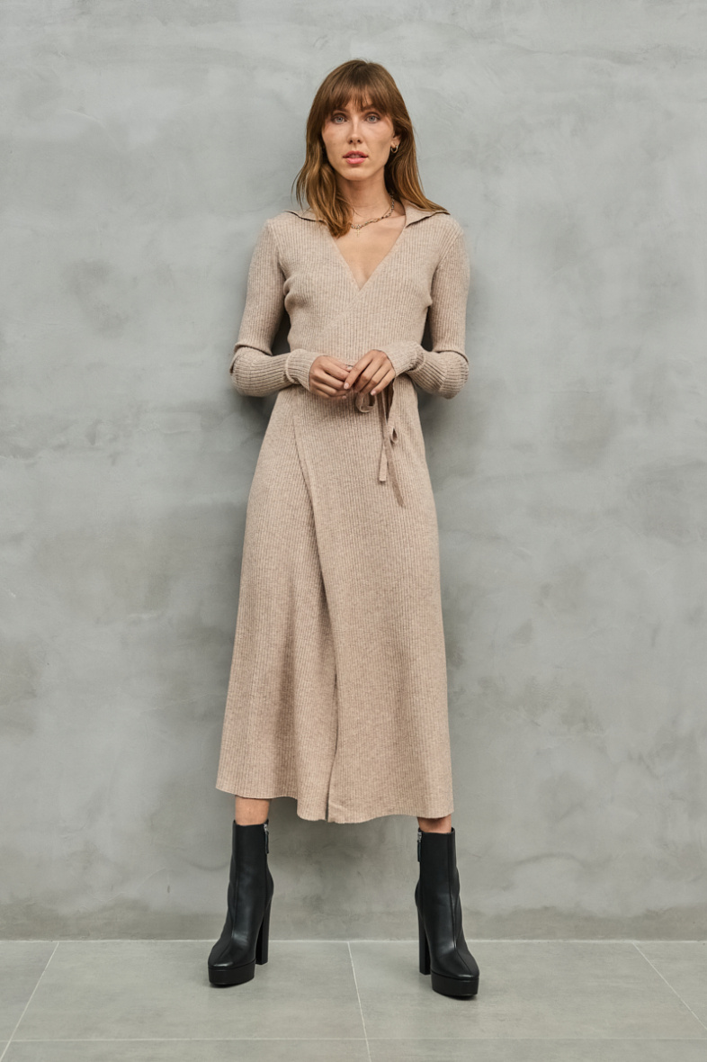 Ilga smėlio spalvos suknelė