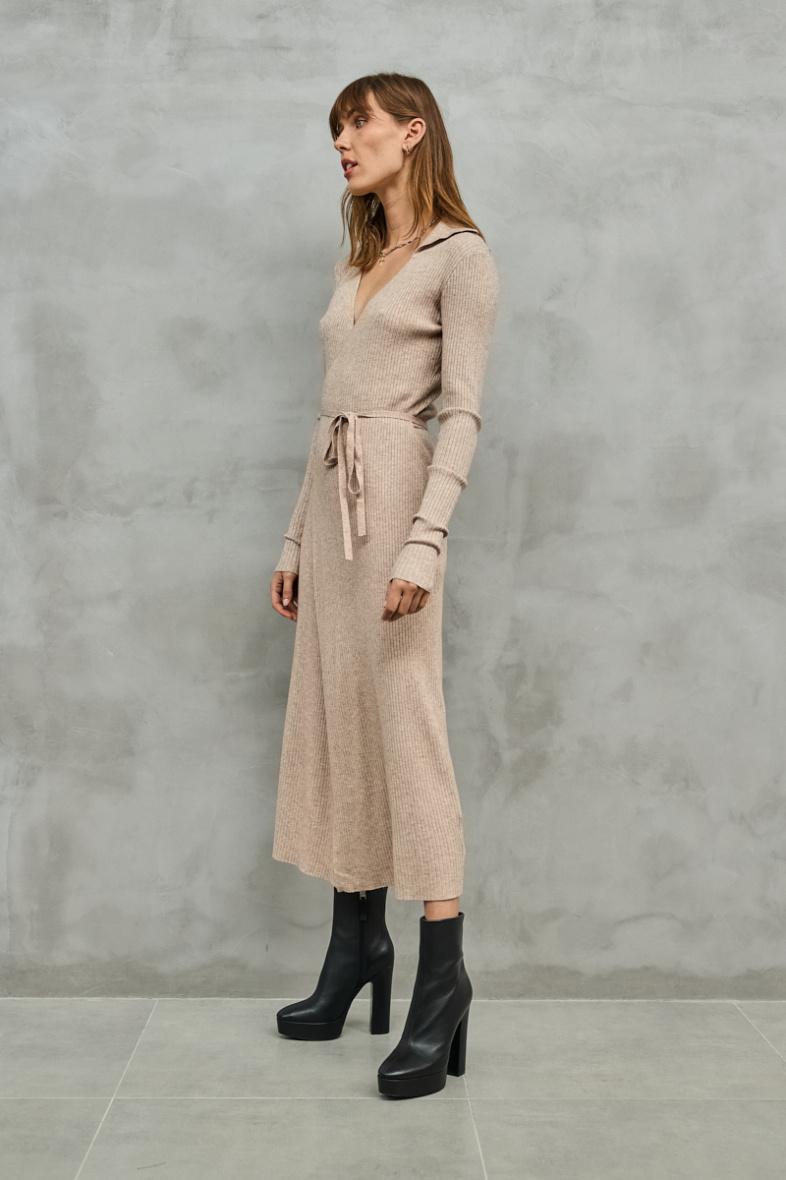 Ilga smėlio spalvos suknelė