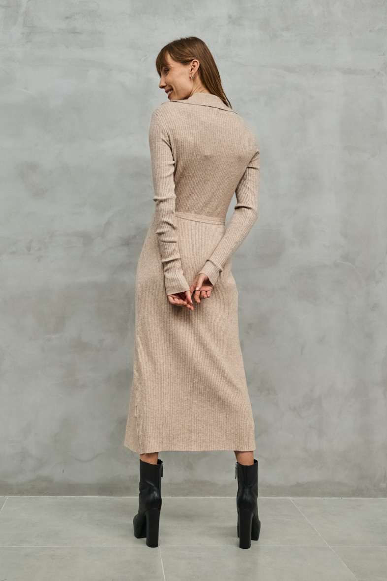 Ilga smėlio spalvos suknelė