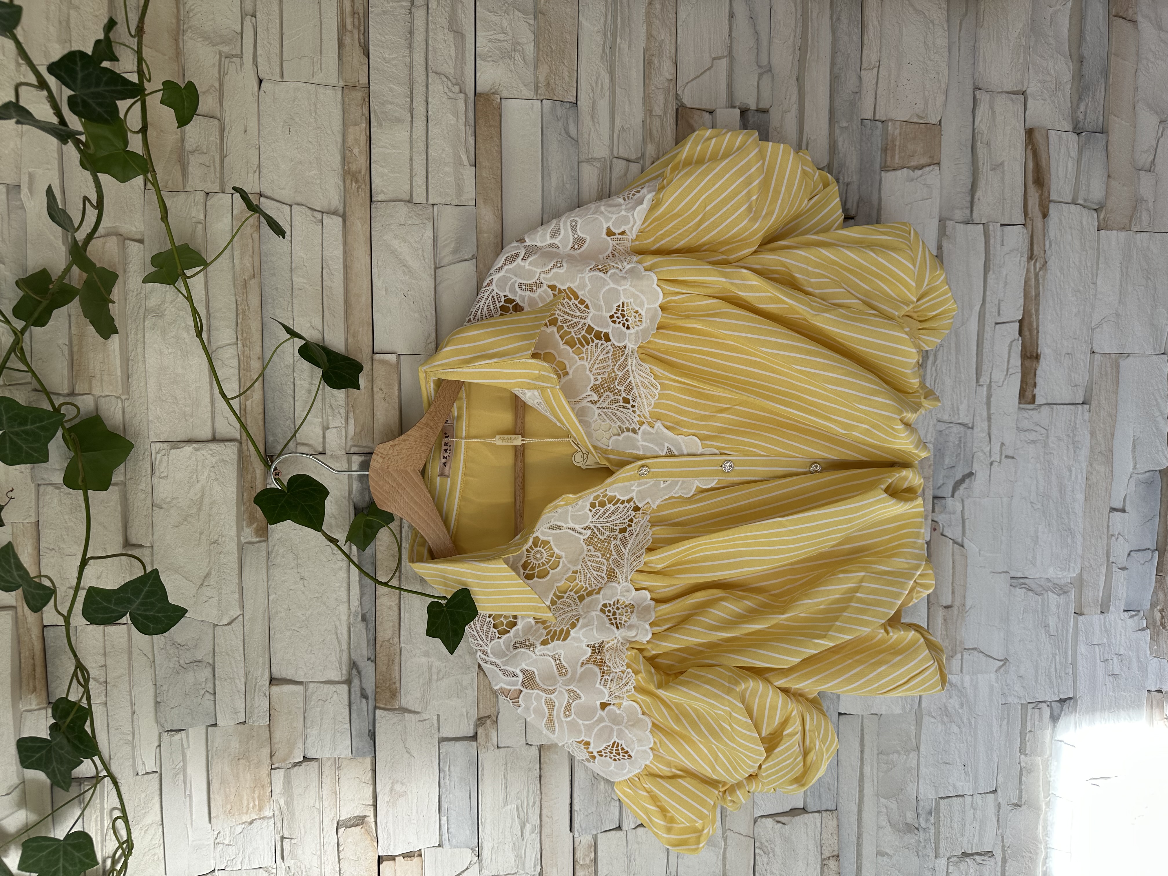 Geltonos spalvos marškinukai trumpomis rankovėmis 