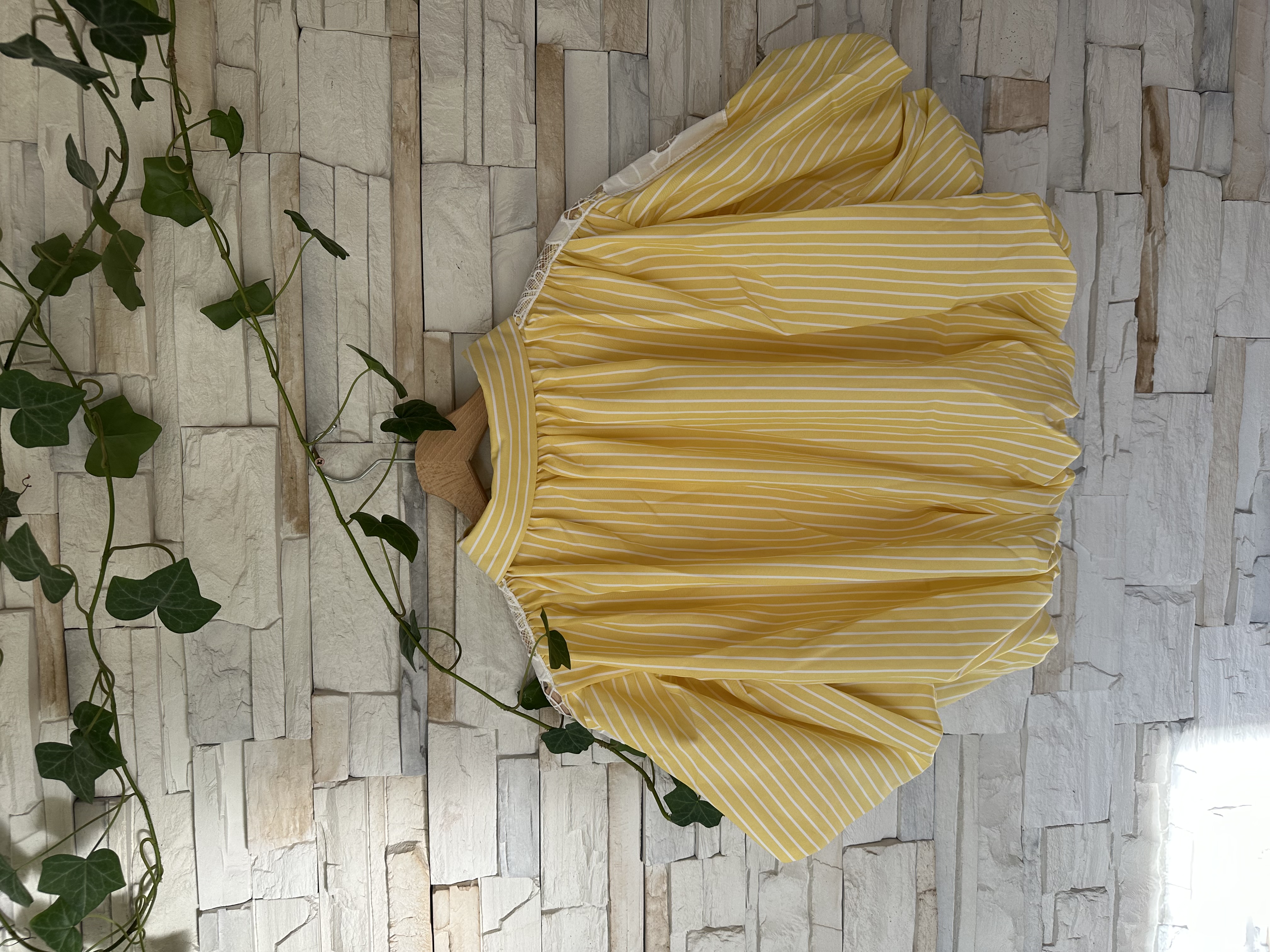 Geltonos spalvos marškinukai trumpomis rankovėmis 