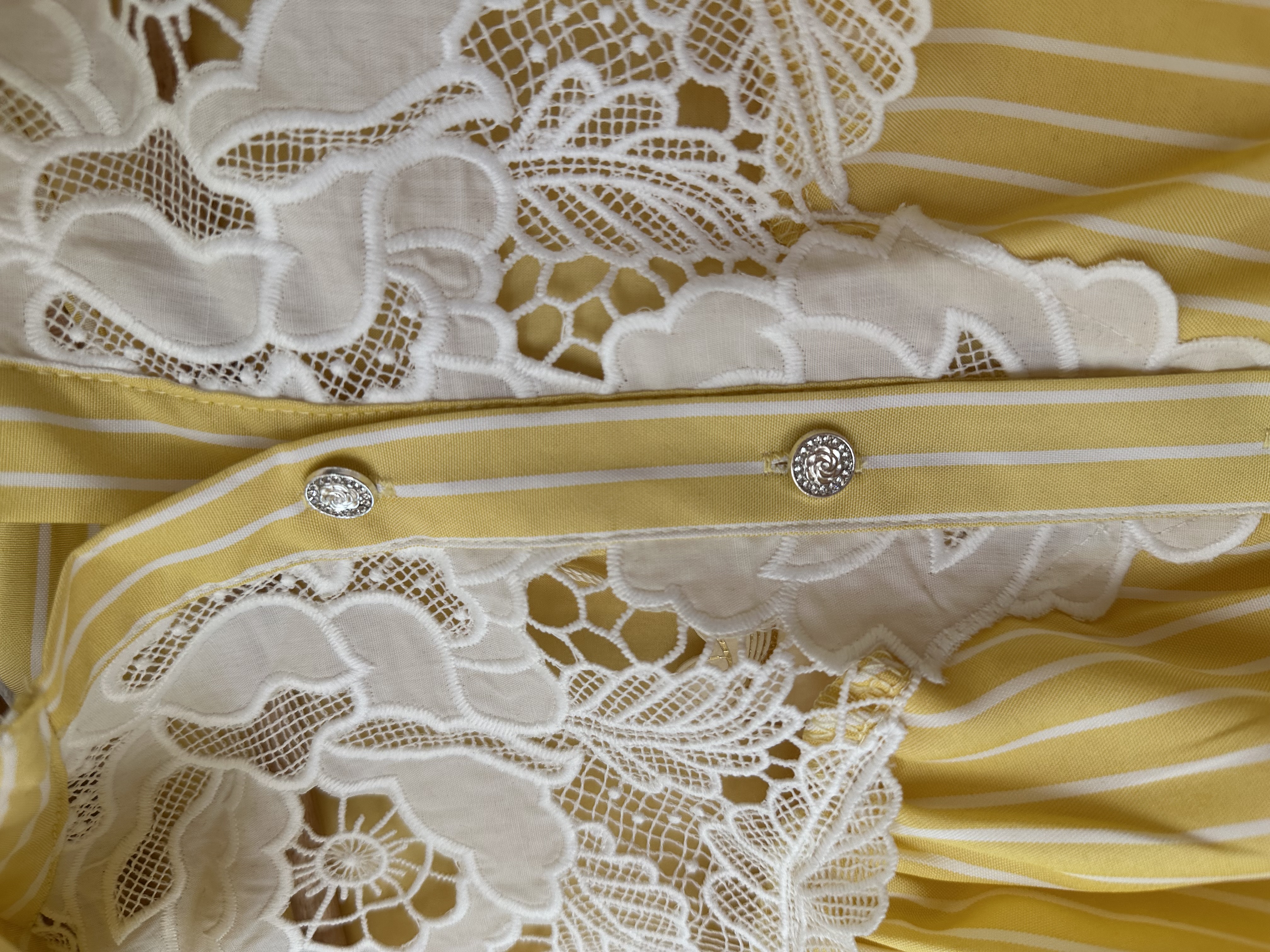 Geltonos spalvos marškinukai trumpomis rankovėmis 