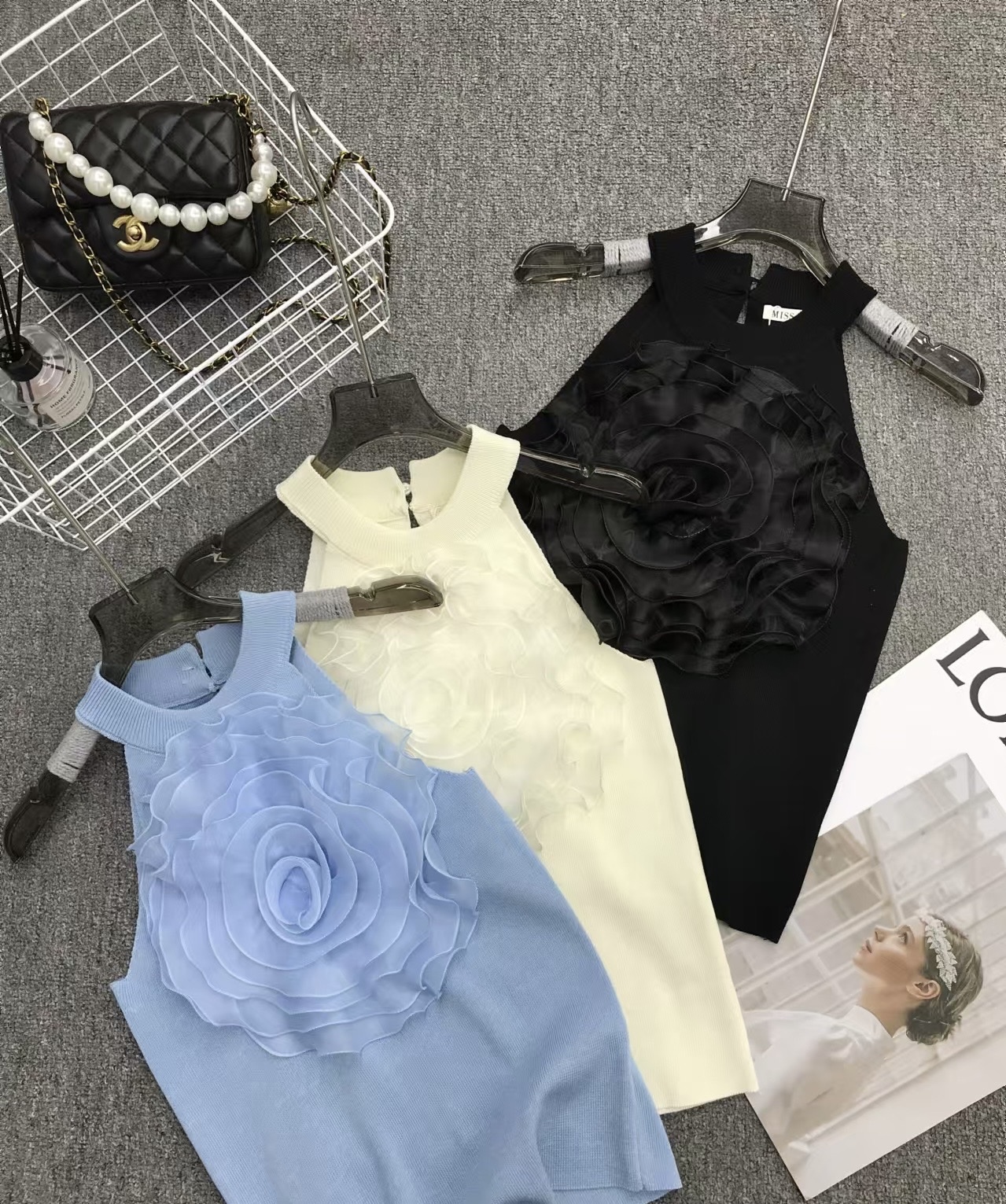 Palaidinė su ispūdinga gėle