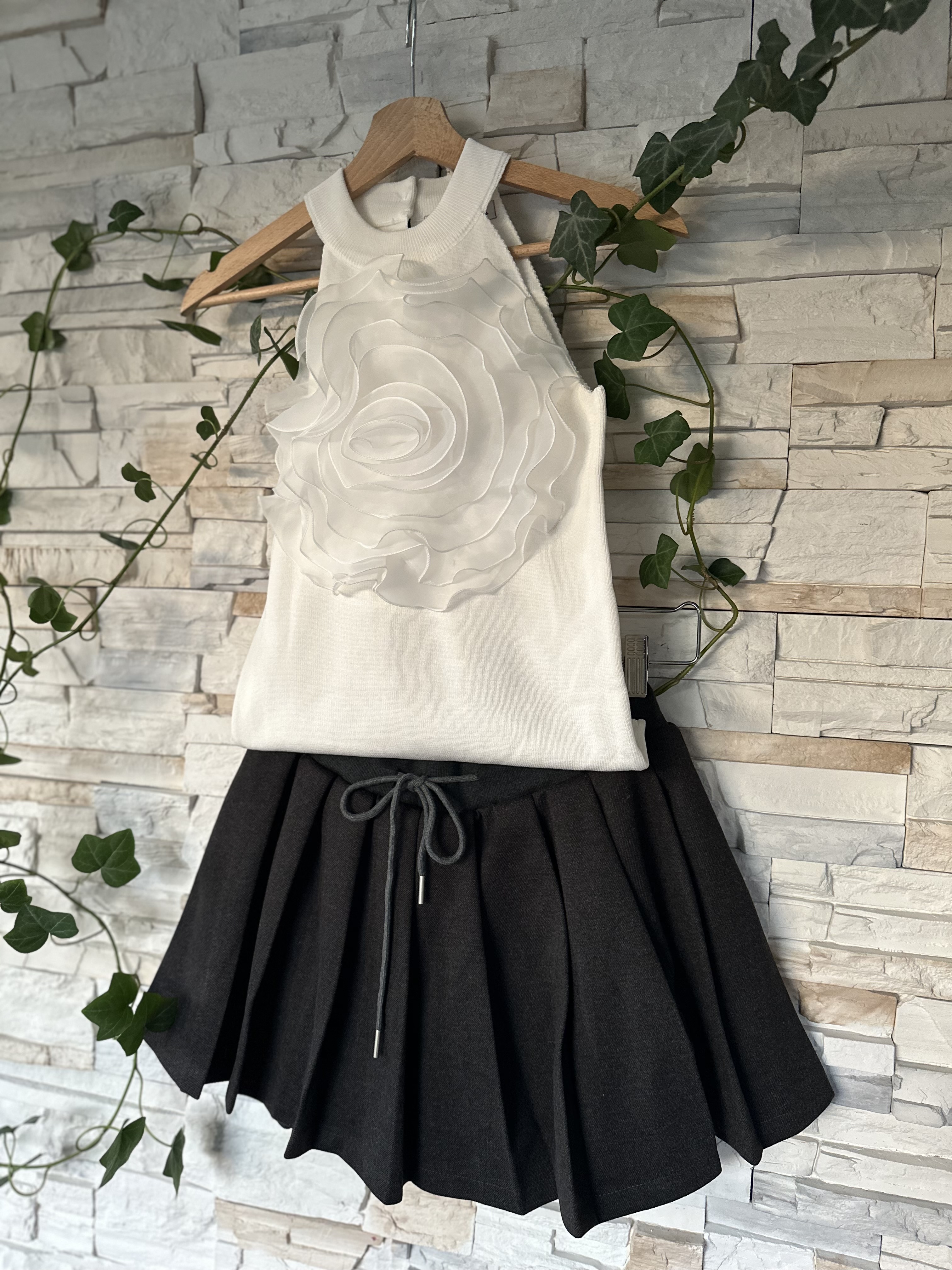 Palaidinė su ispūdinga gėle