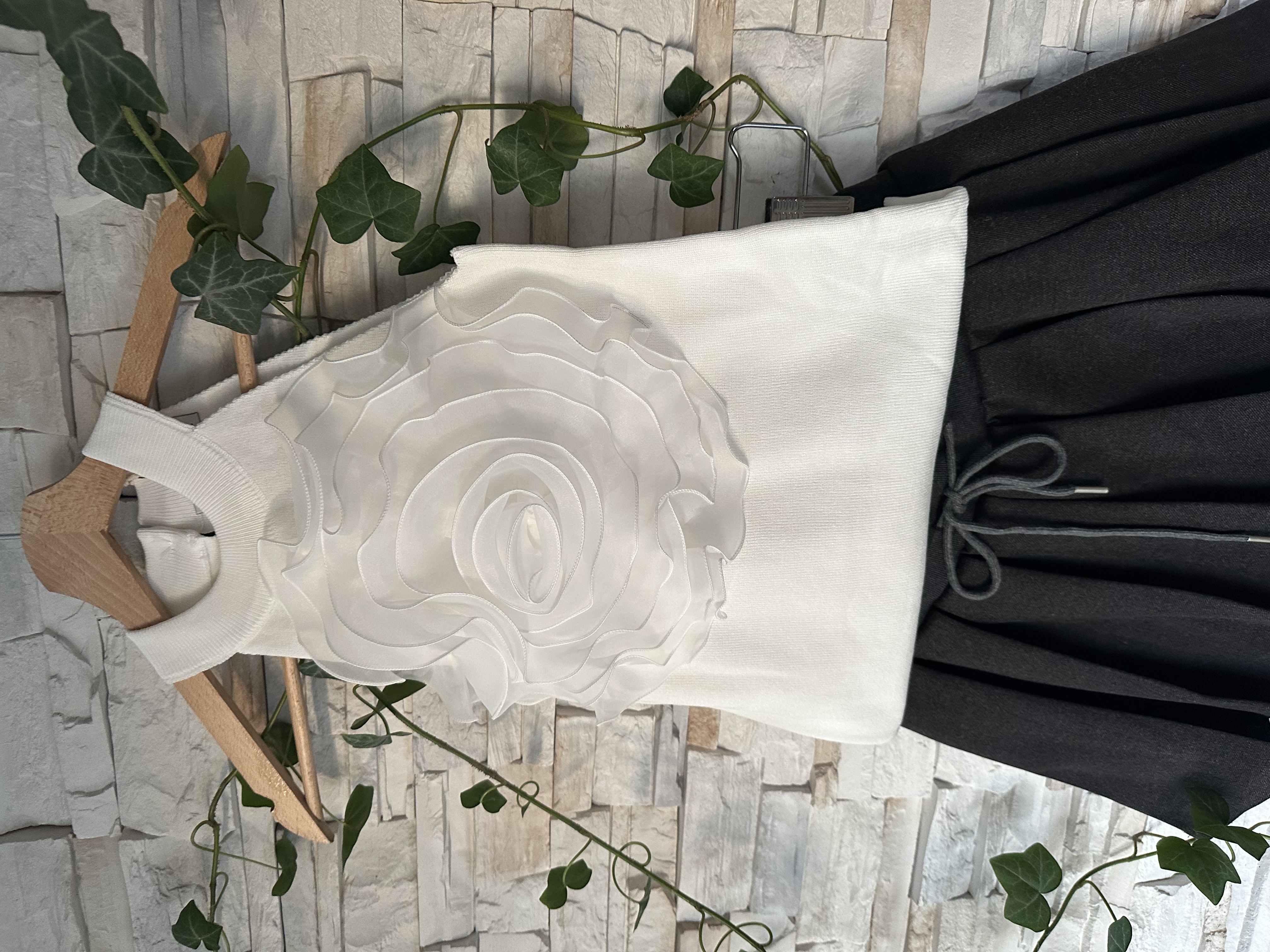 Palaidinė su ispūdinga gėle