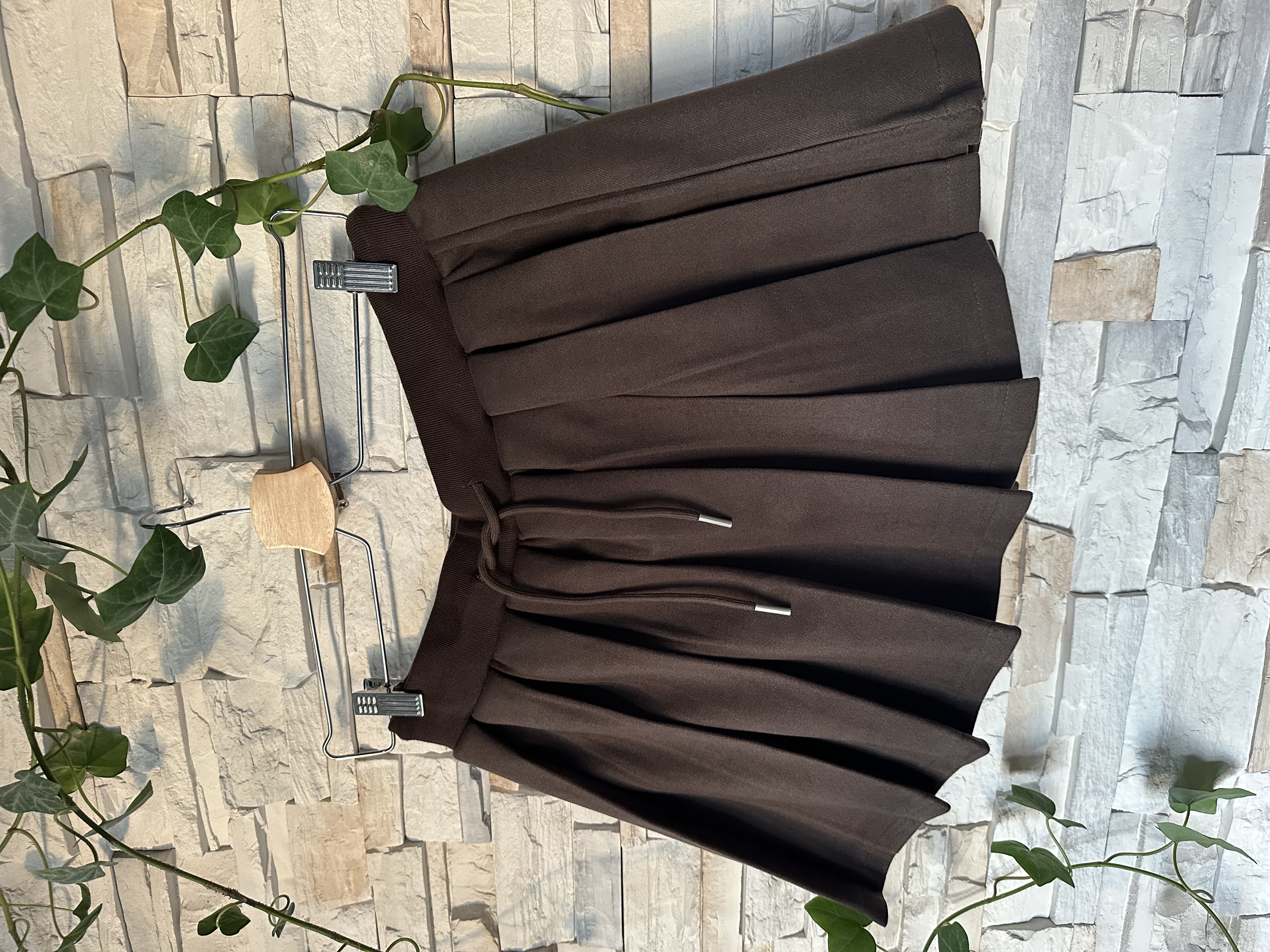 Rudos spalvos klostuotas sijonas