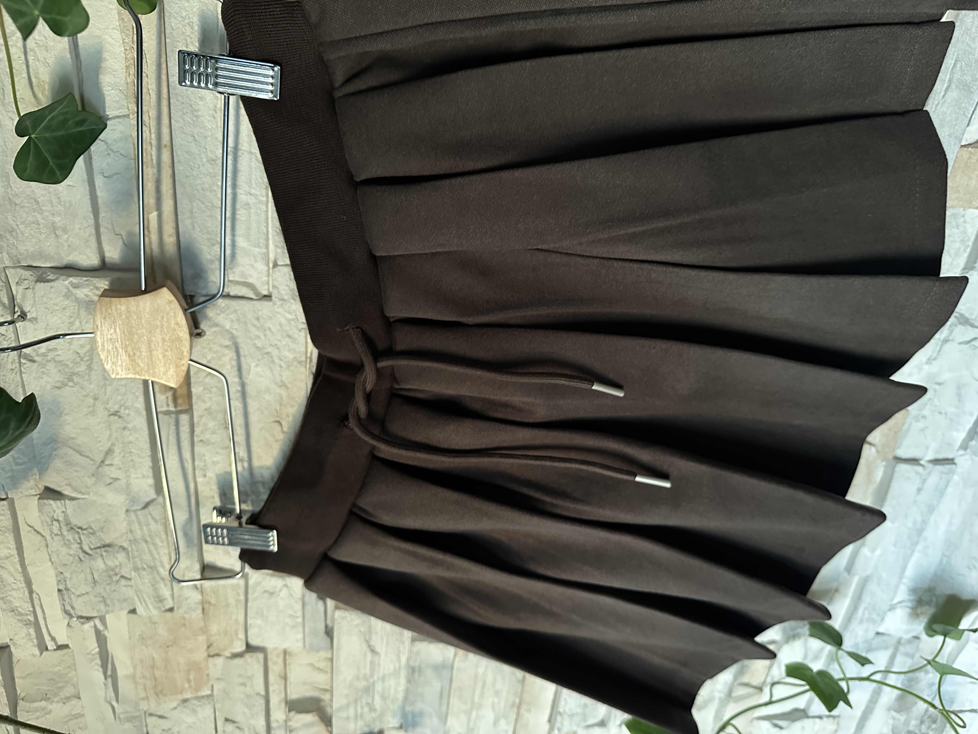 Rudos spalvos klostuotas sijonas