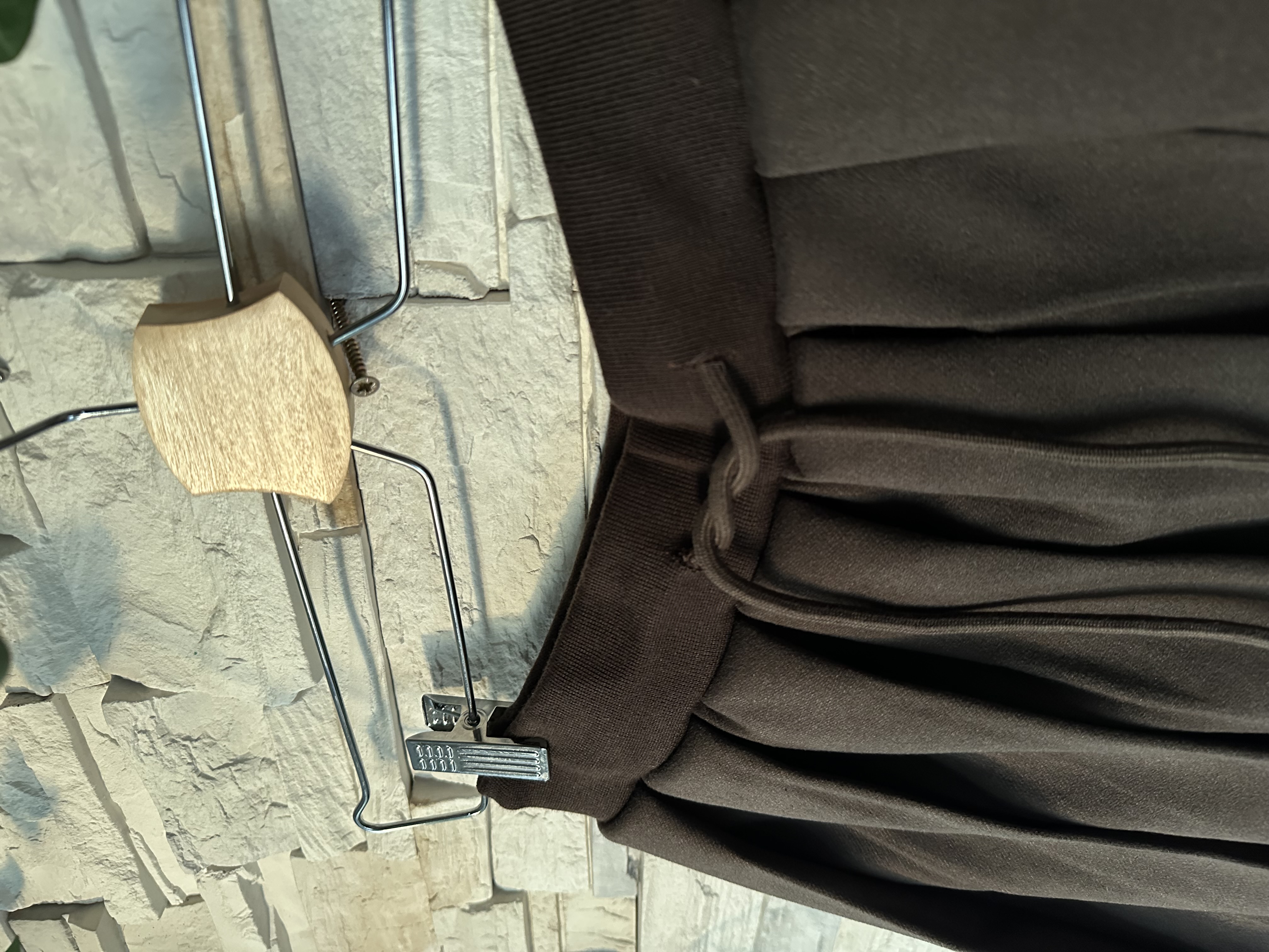 Rudos spalvos klostuotas sijonas