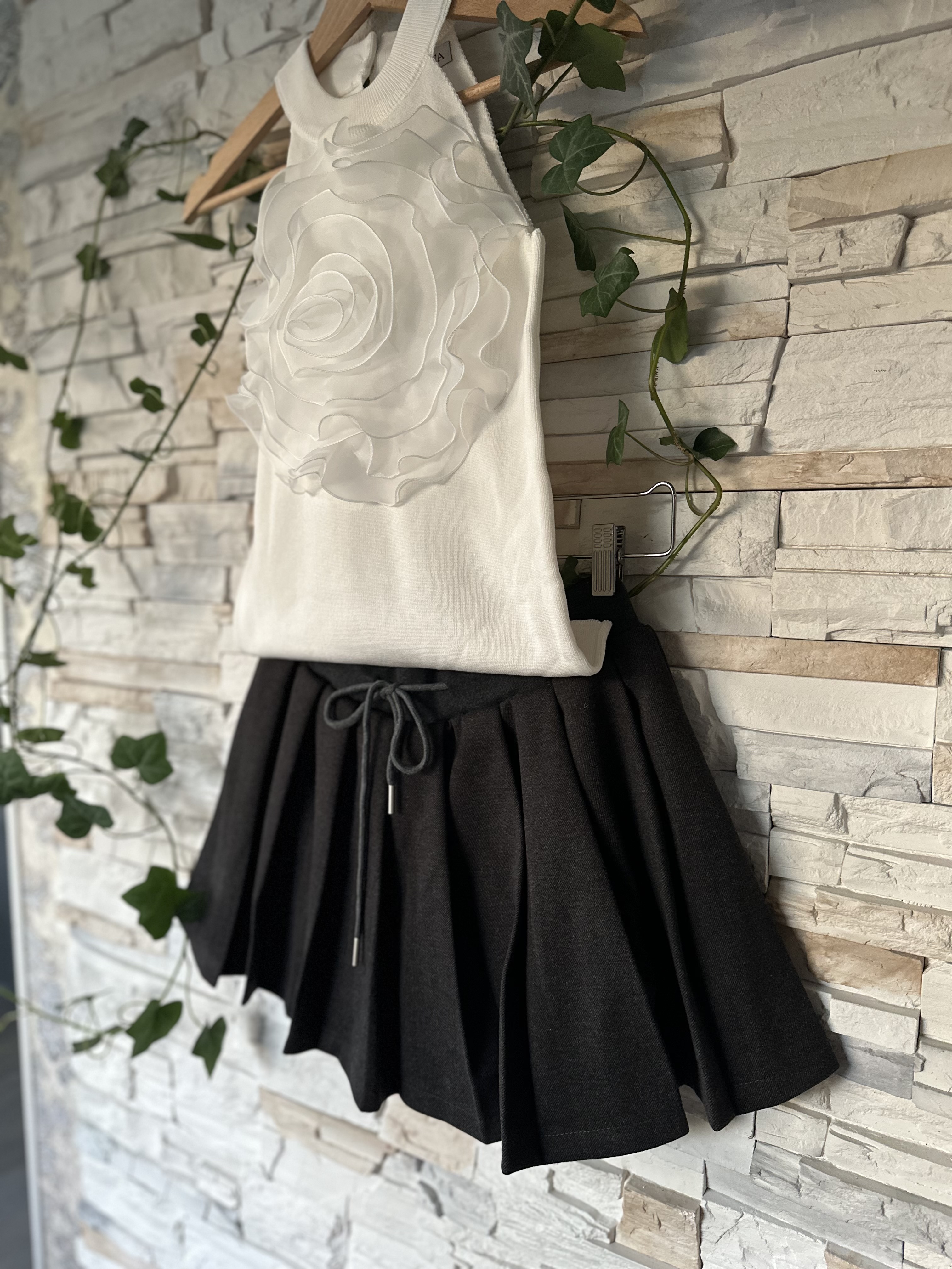 Pilkas klostuotas sijonas 