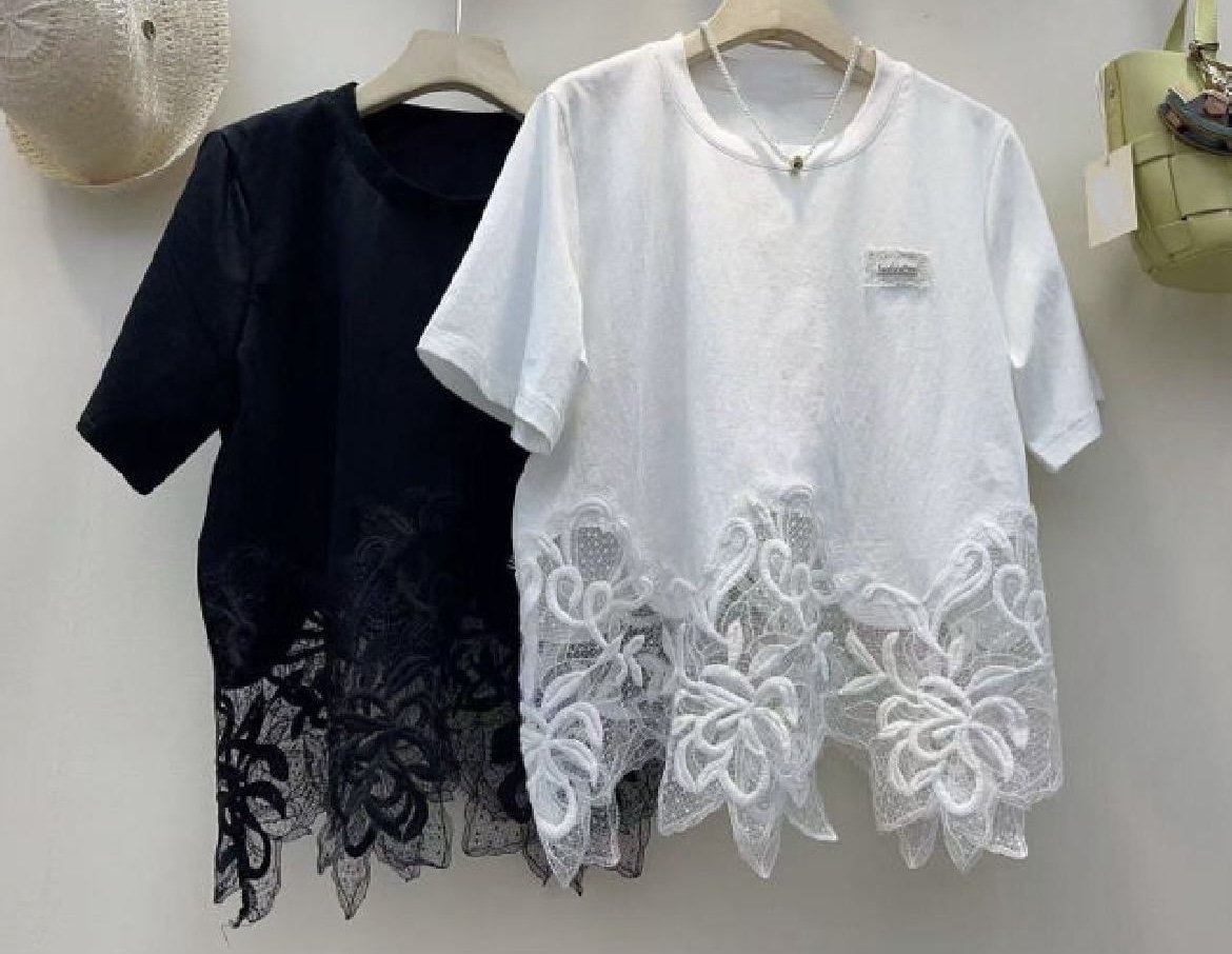 Balta medvilninė nėriniais puošta palaidinė