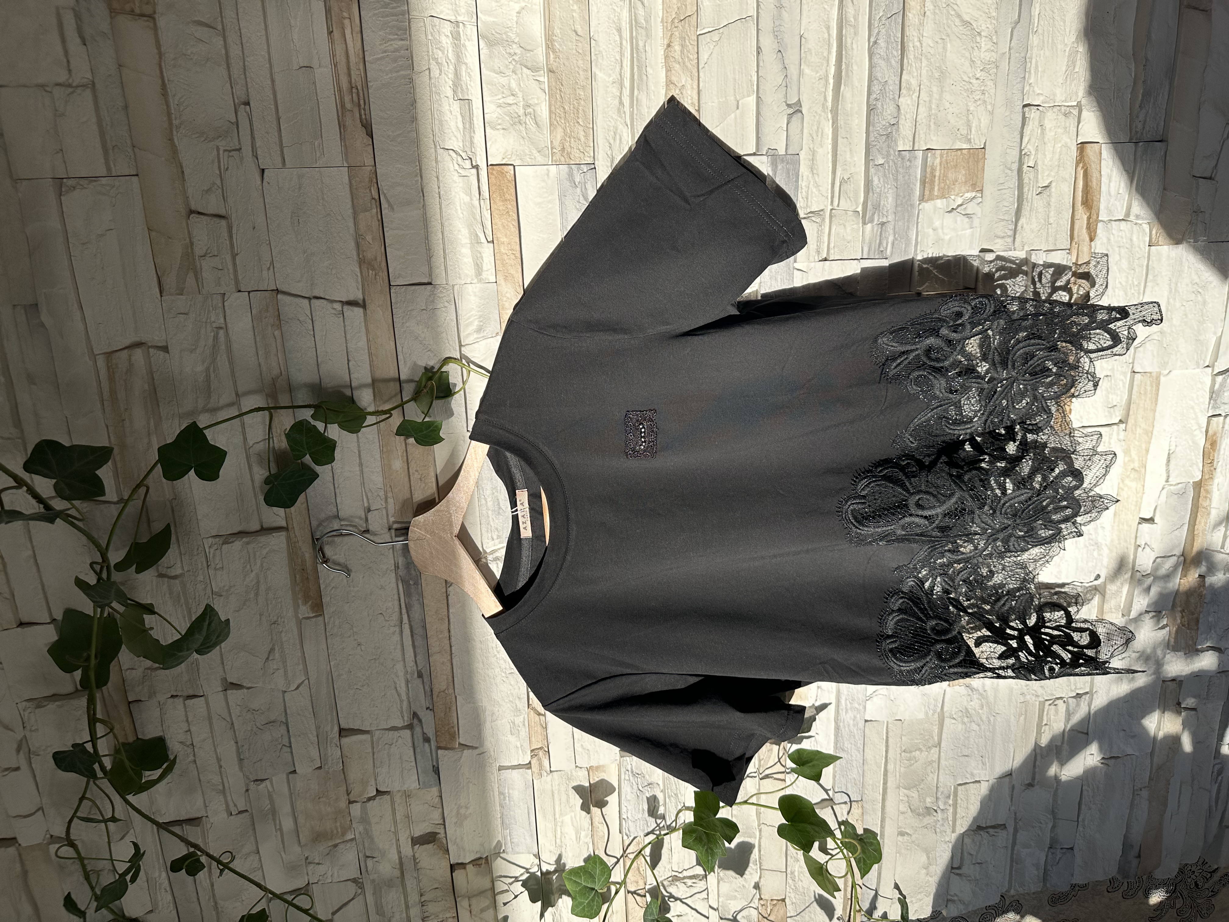 Juoda medvilninė nėriniais puošta palaidinė