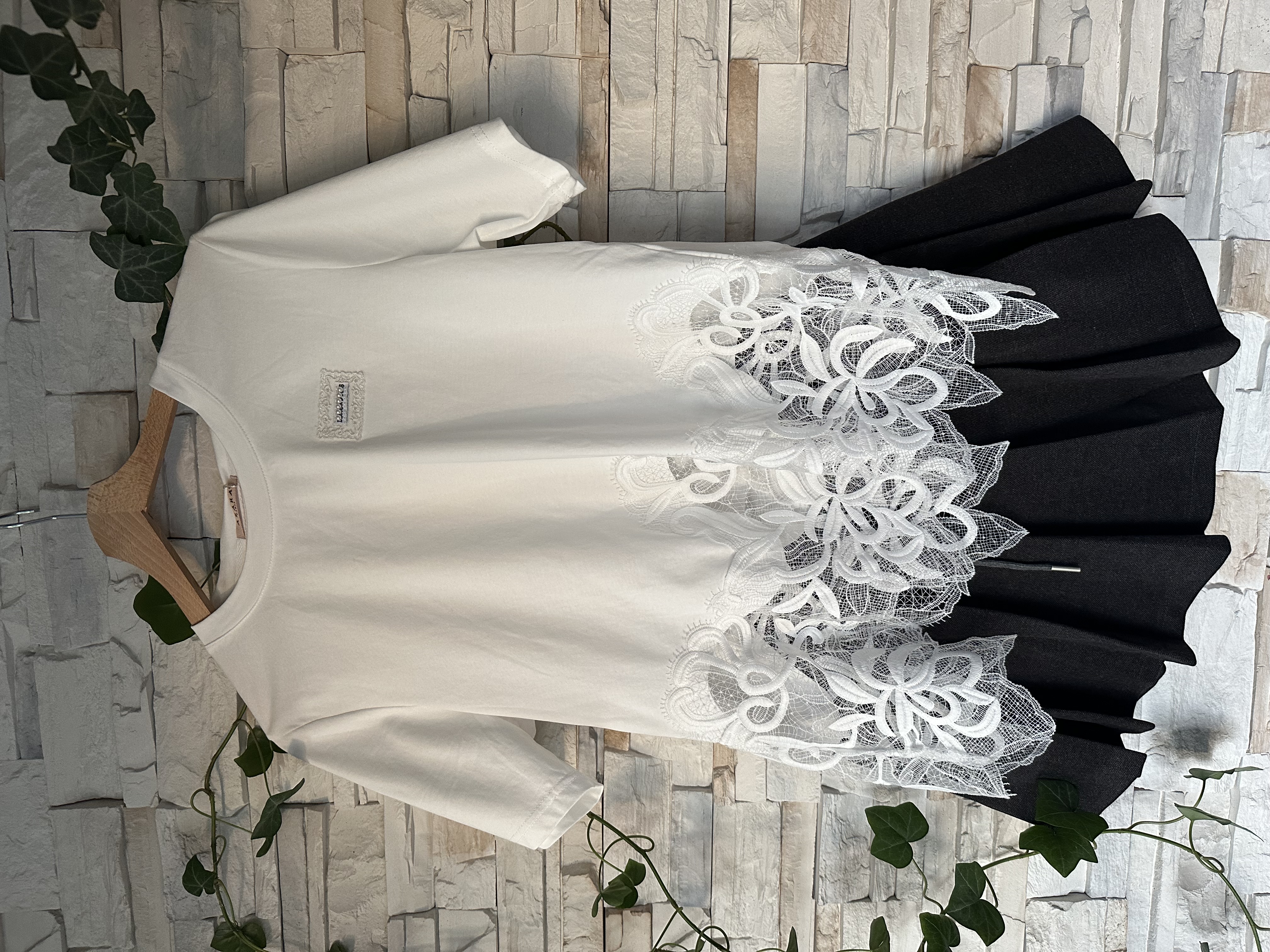 Balta medvilninė nėriniais puošta palaidinė