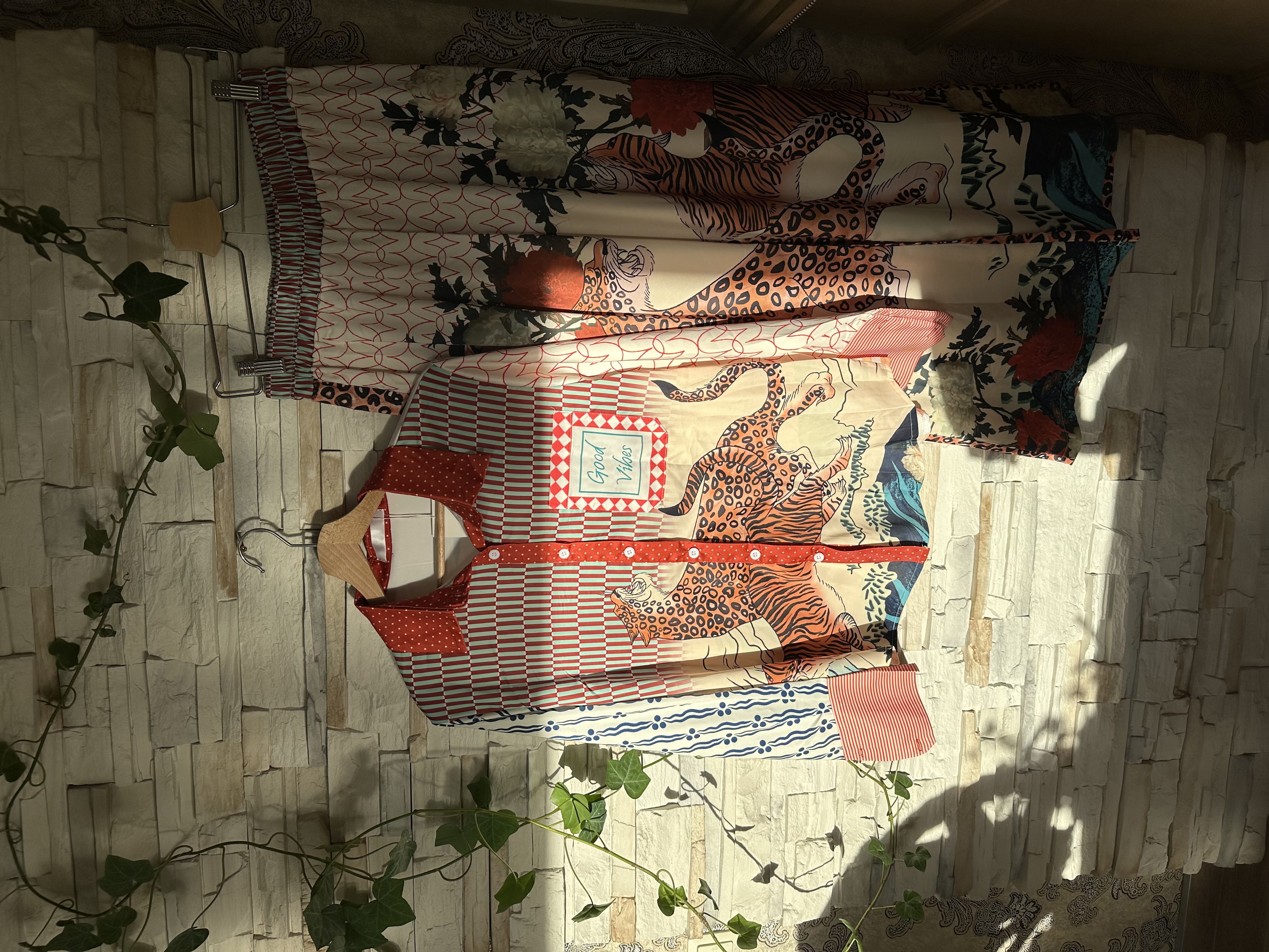 Stilingas marškinių ir kelnių komplektas