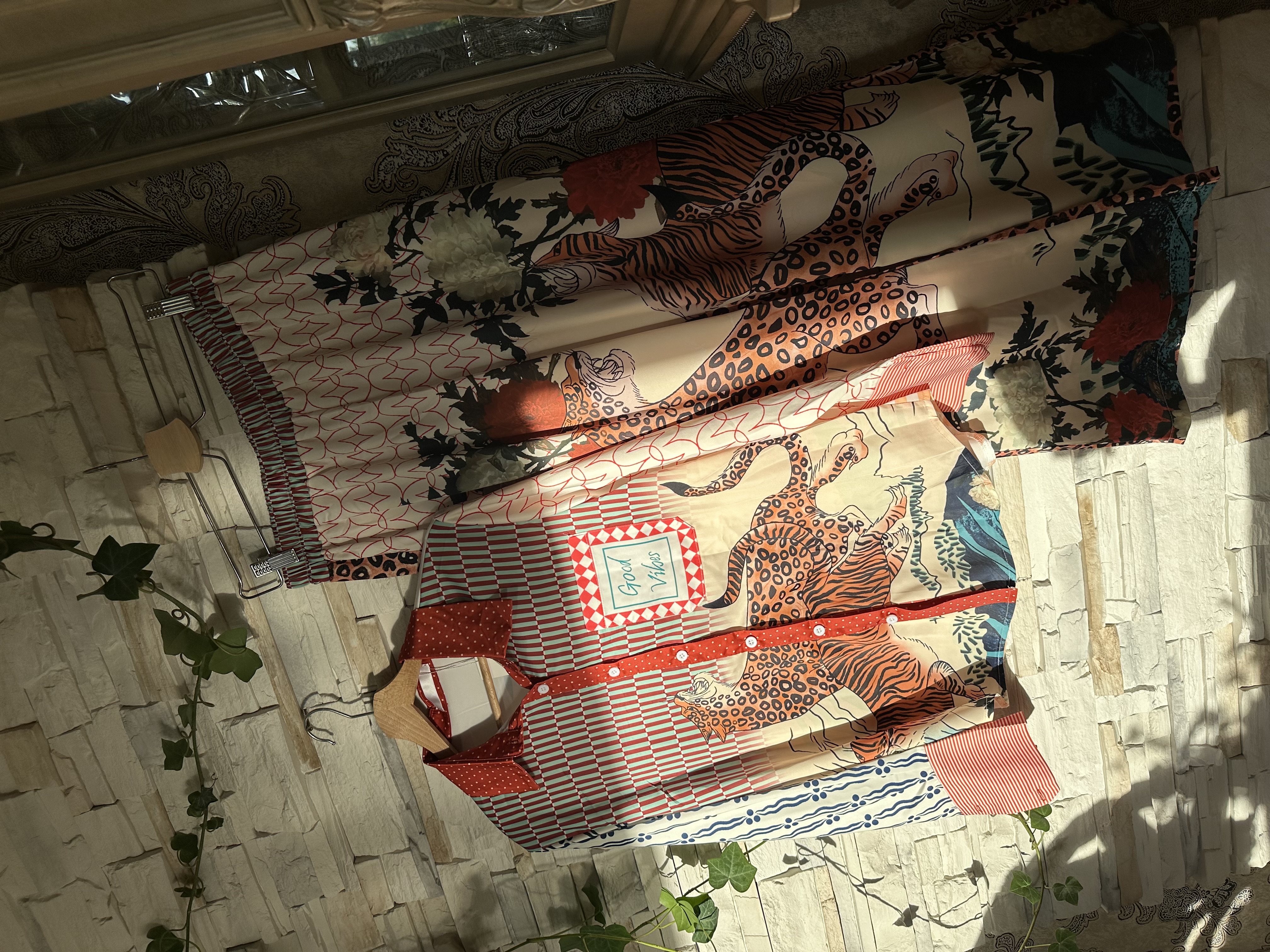 Stilingas marškinių ir kelnių komplektas