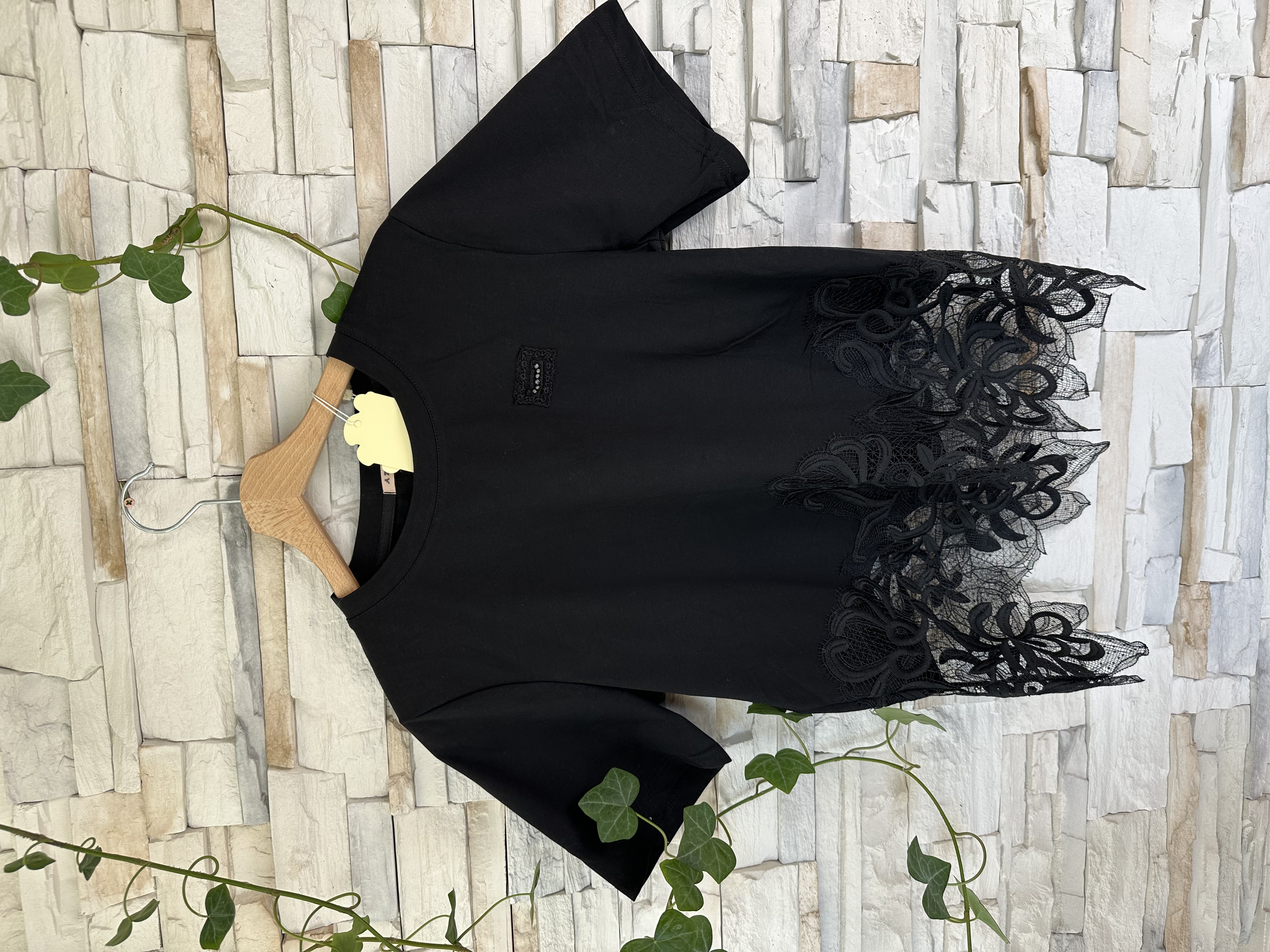Juoda medvilninė nėriniais puošta palaidinė