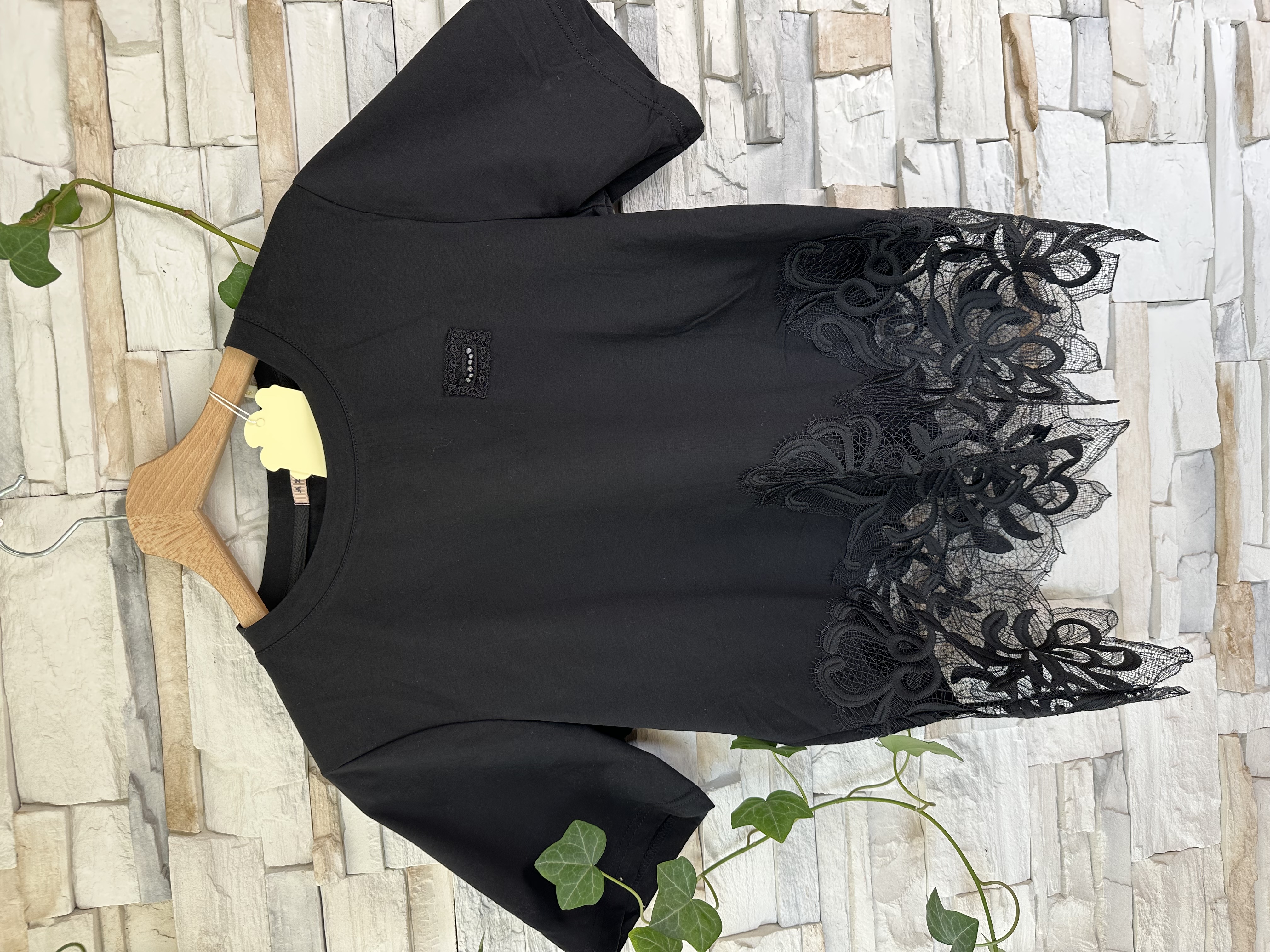 Juoda medvilninė nėriniais puošta palaidinė