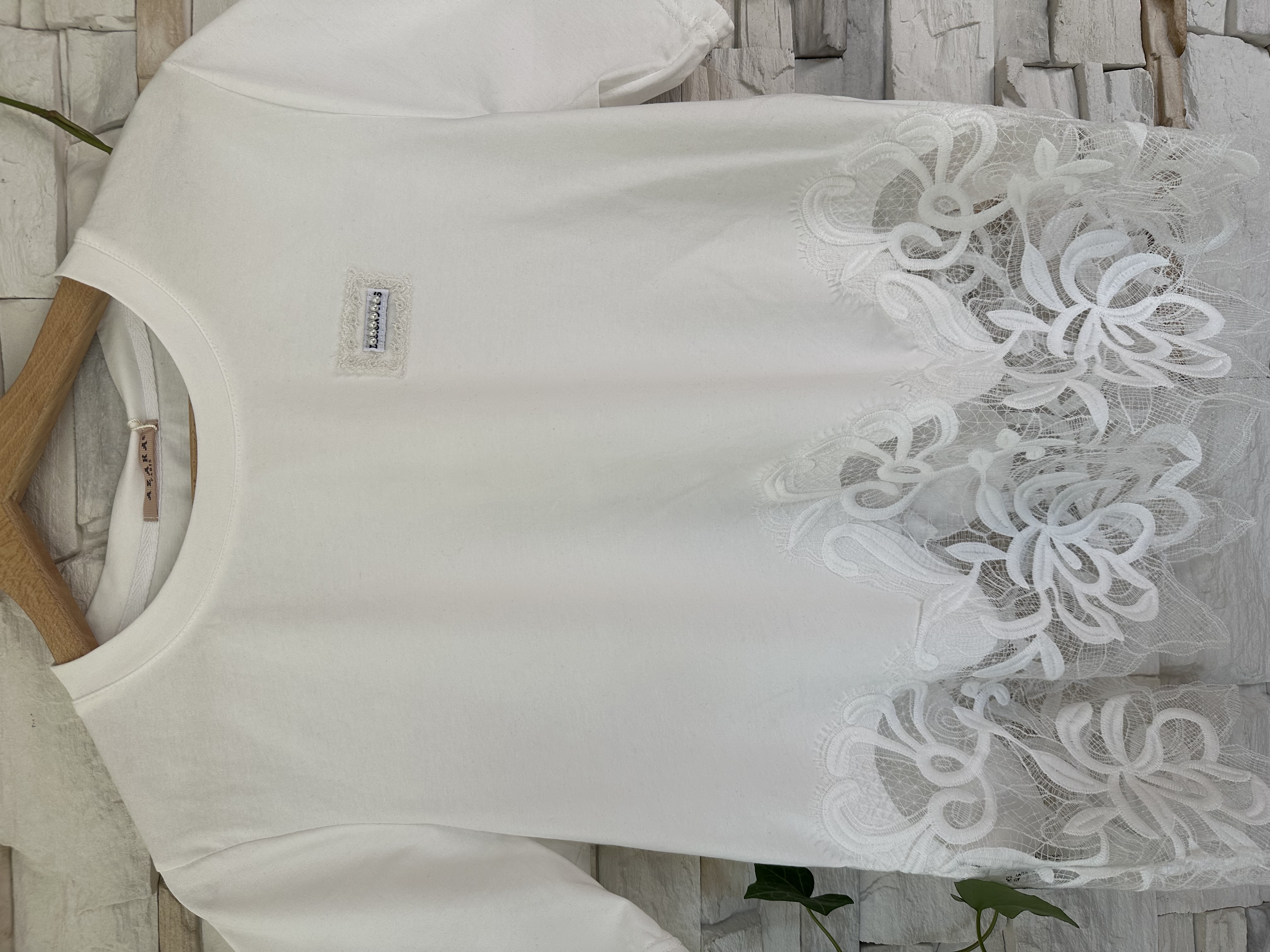 Balta medvilninė nėriniais puošta palaidinė