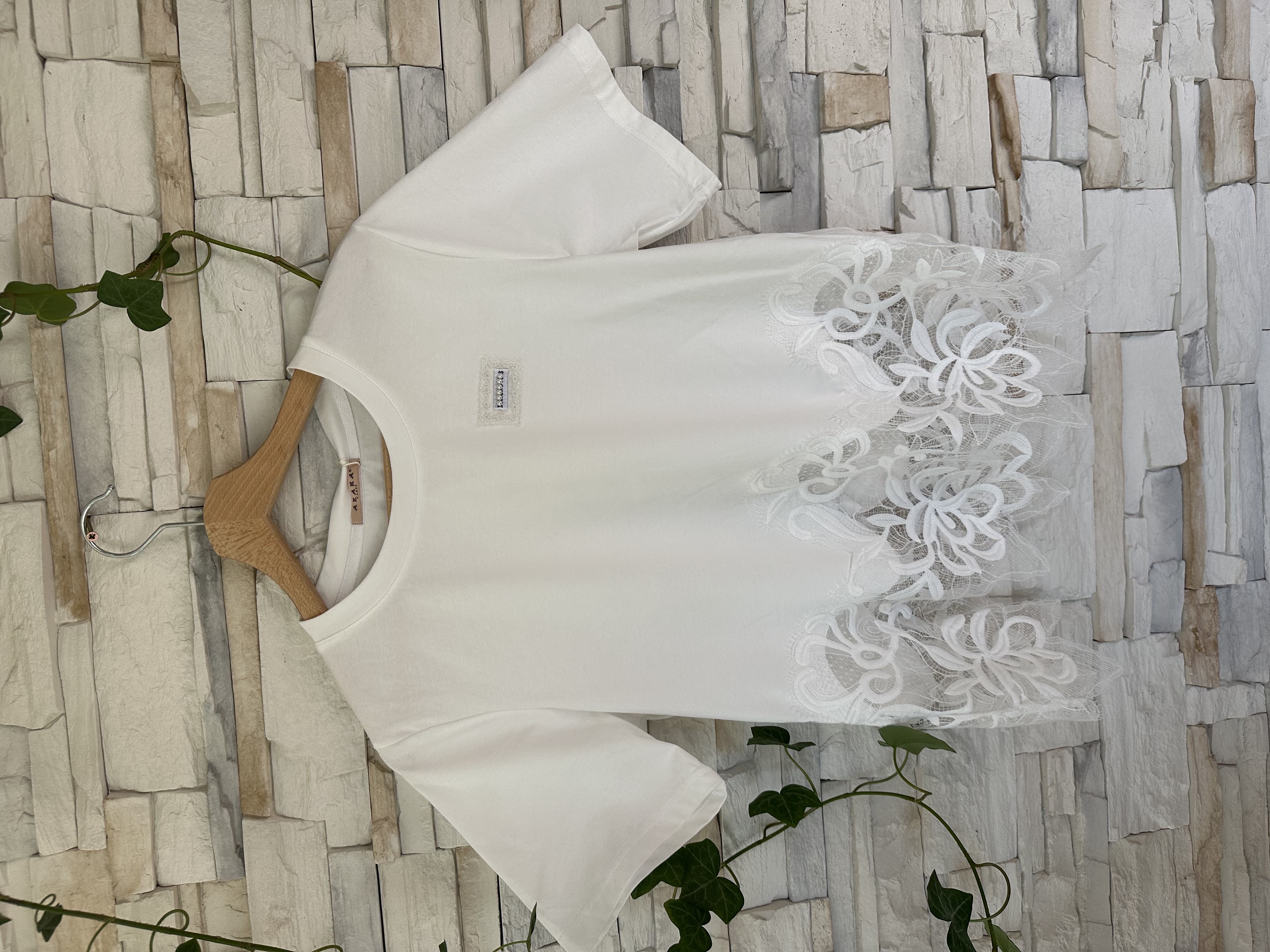 Balta medvilninė nėriniais puošta palaidinė