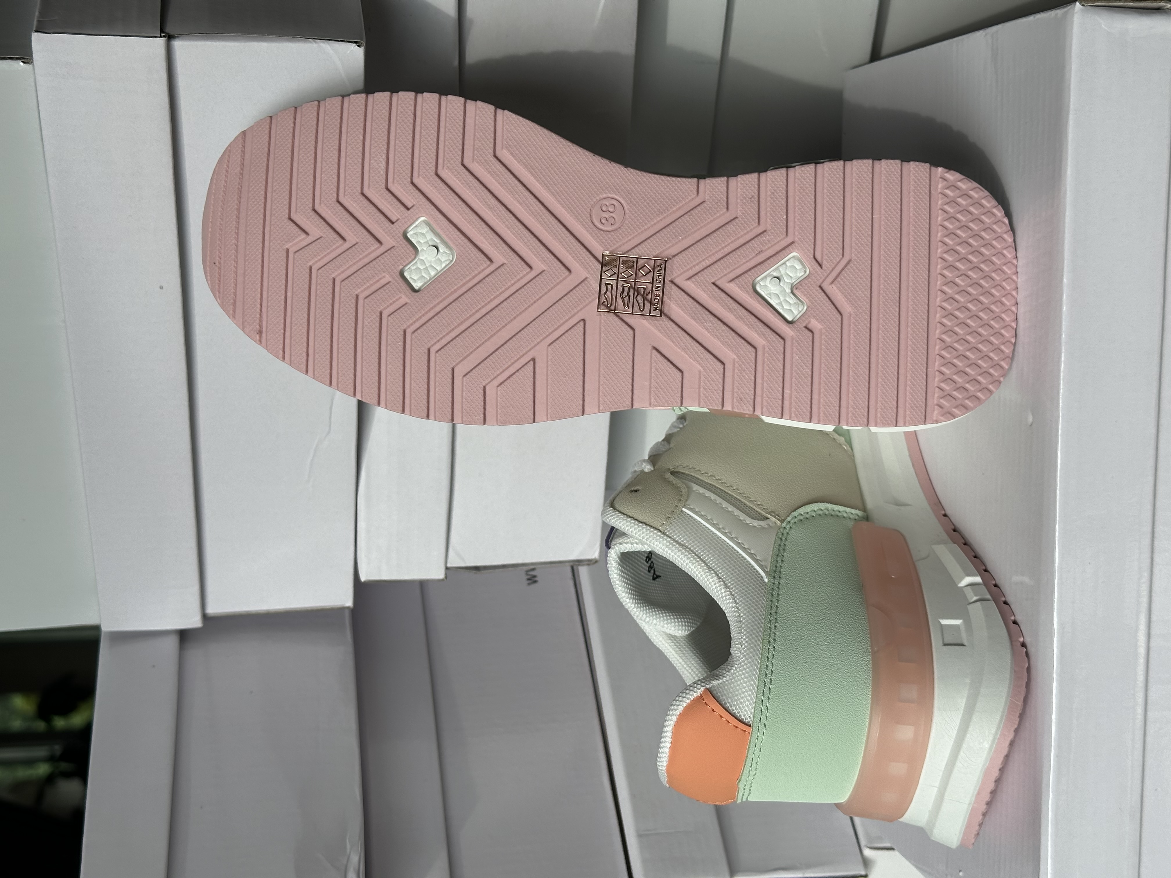 Patelinių spalvų sportiniai bateliai