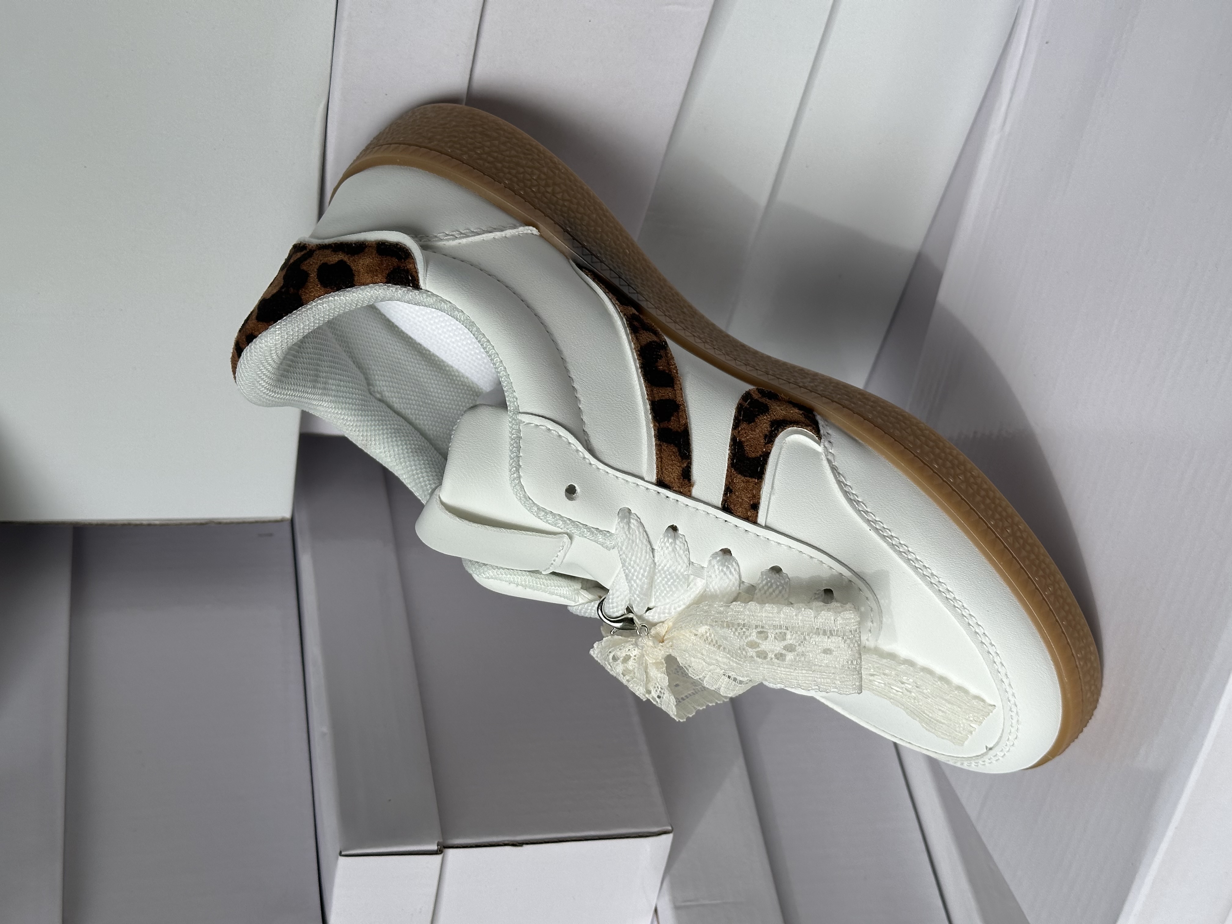 Balti sportiniai bateliai