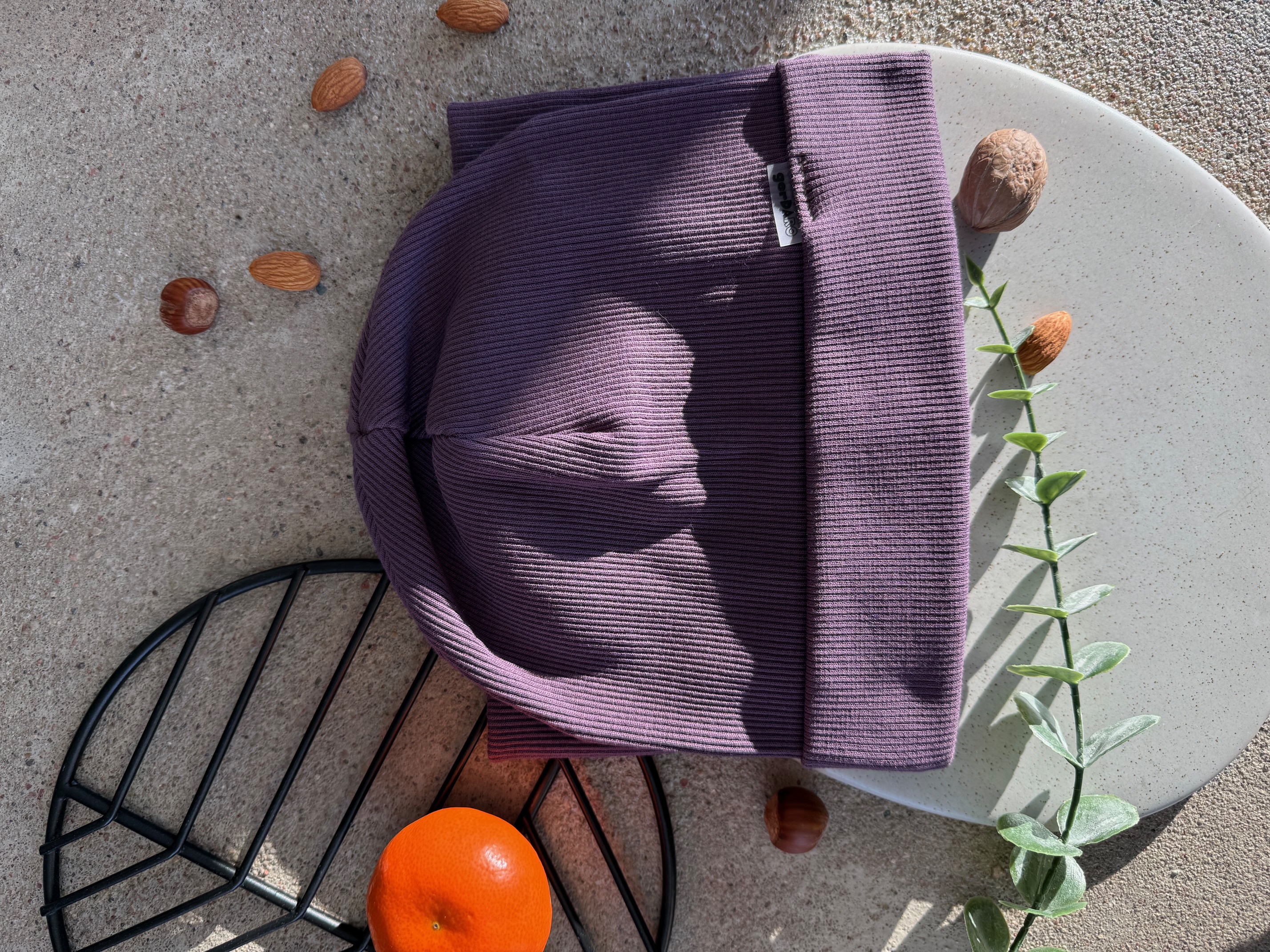 Alyvinės spalvos kepurė ir mova