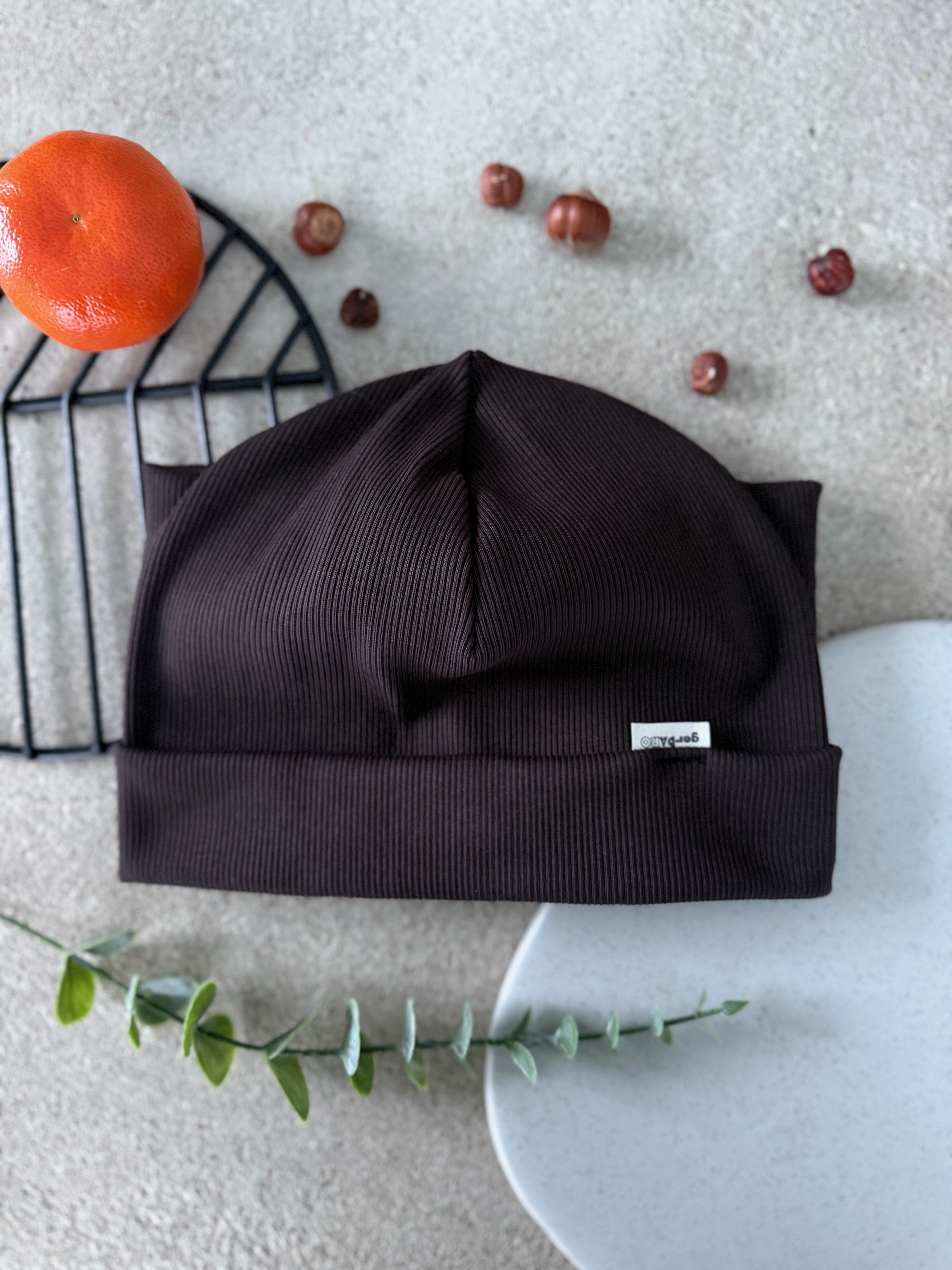 Tamsiai šokoladinė kepurė ir mova