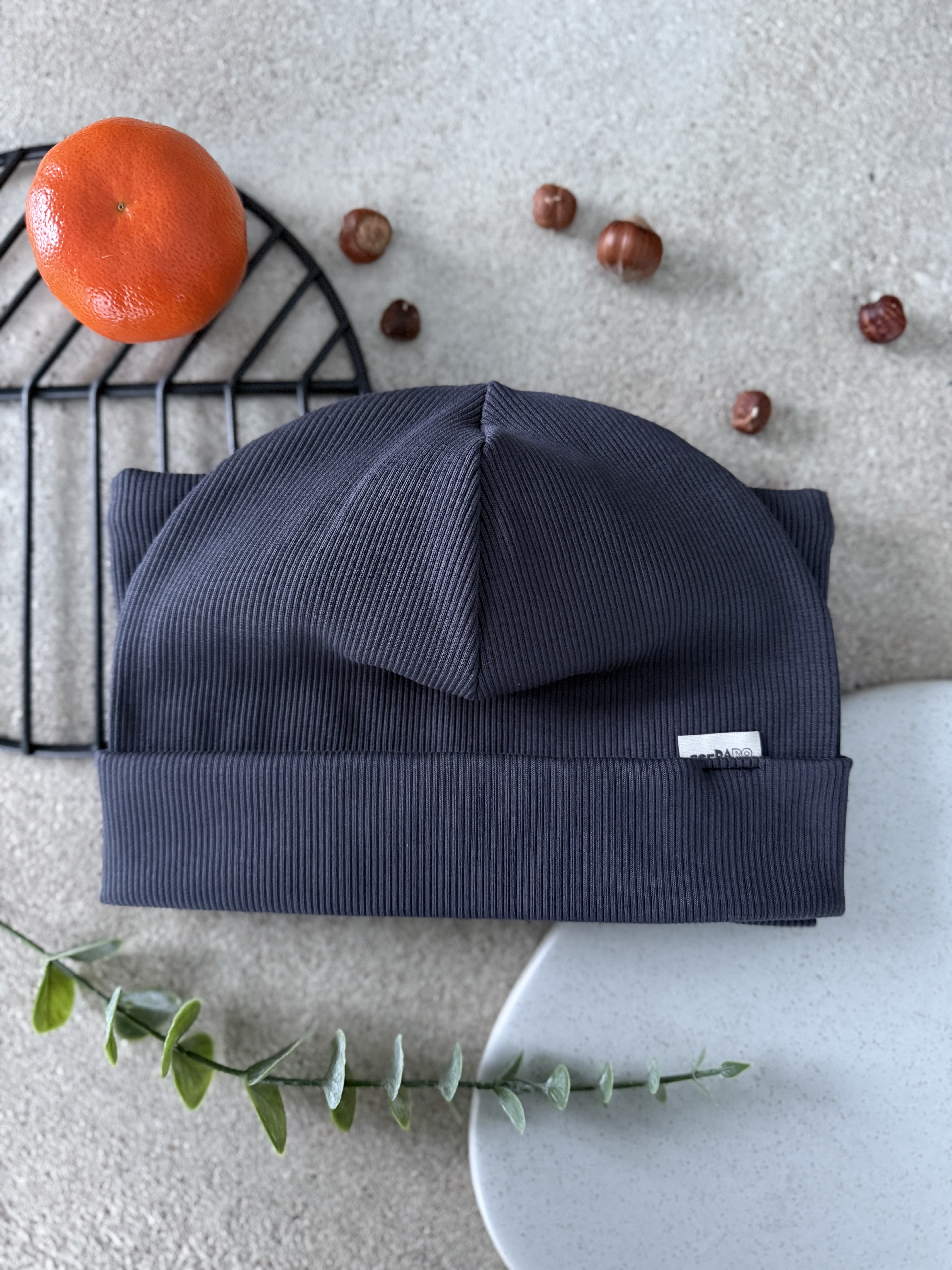 Tamsiai pilka kepurė ir mova