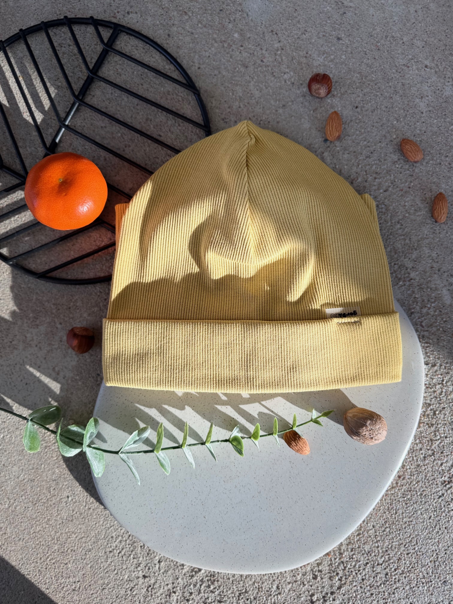 Gelsva kepurė ir mova