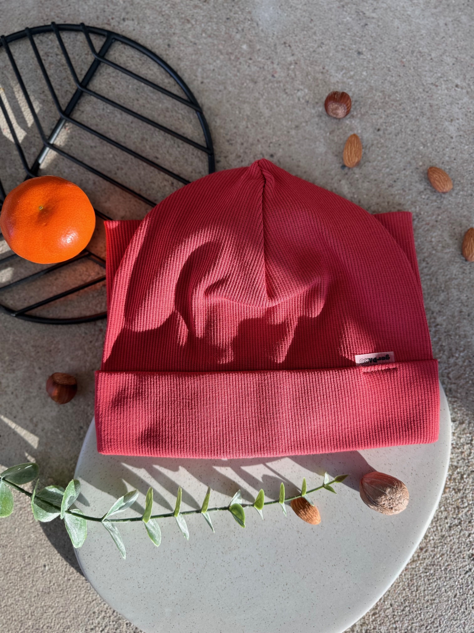 Rausva kepurė ir mova