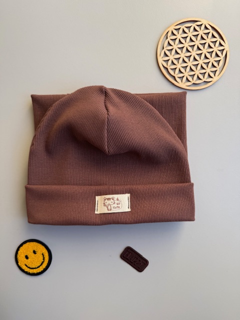 Ruda kepurė ir mova