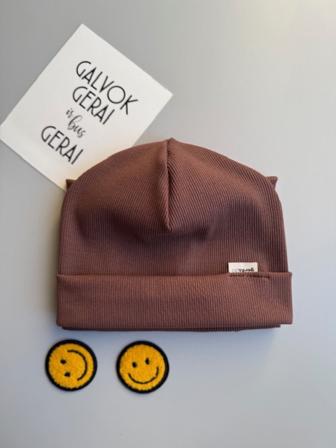 Ruda kepurė ir mova