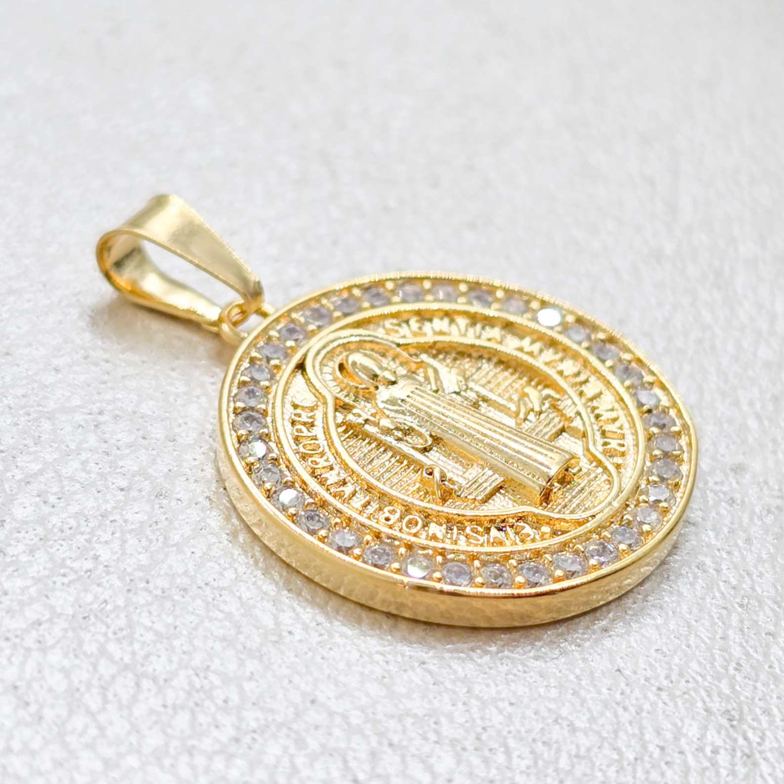 Colgante San Benito Oro Laminado 18k