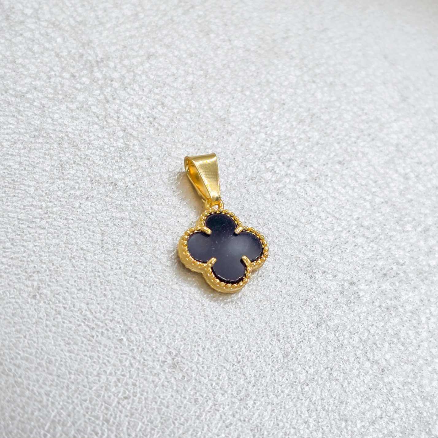 Colgante Trébol Negro Oro Laminado 18k