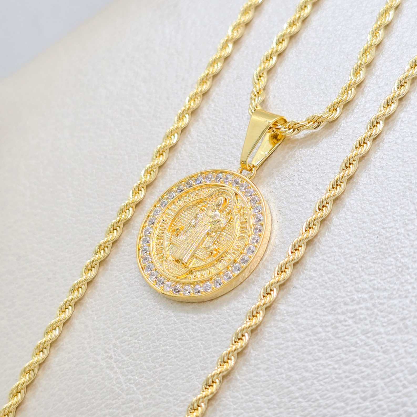 Colgante San Benito Oro Laminado 18k