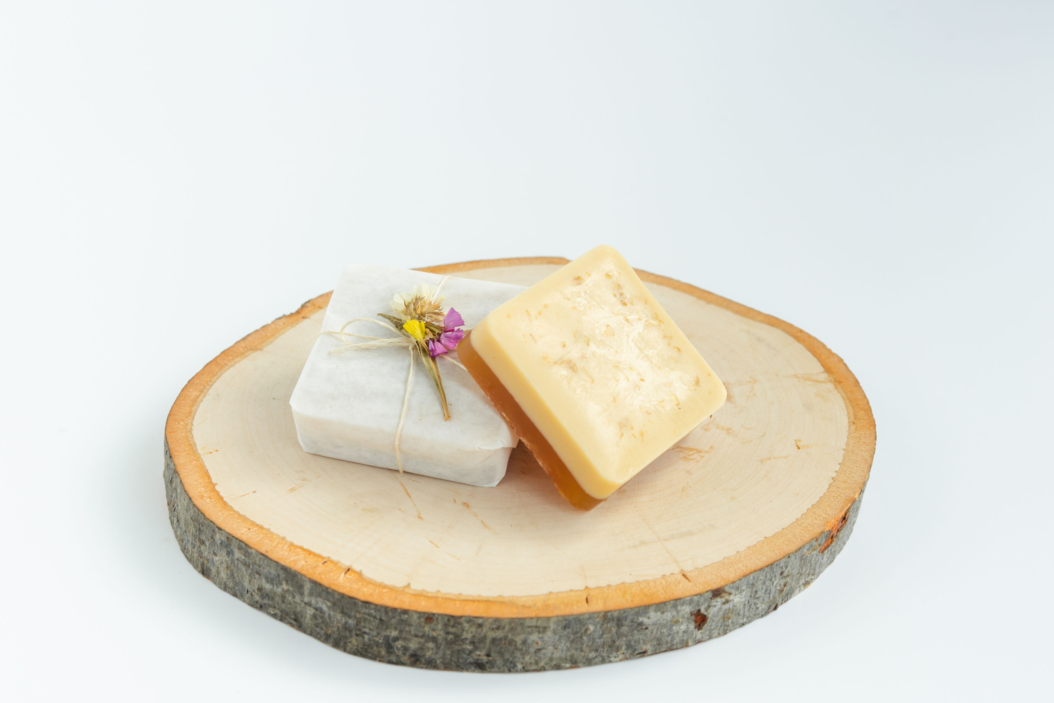 Jabón hidratante artesanal de miel, avena, rosa mosqueta y glicerina de aloe