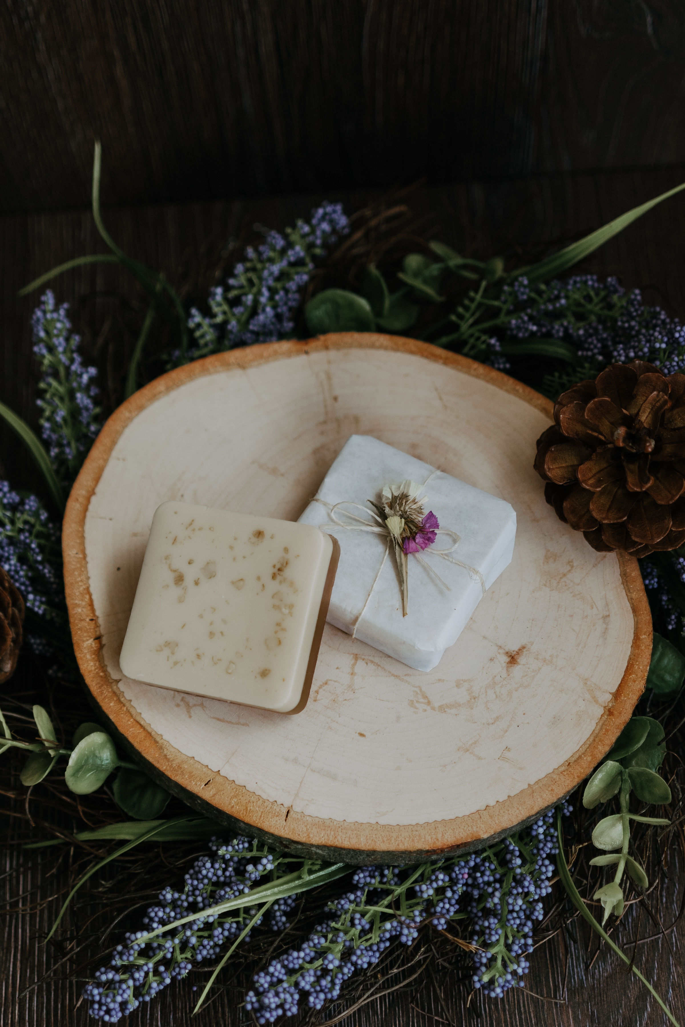Jabón hidratante artesanal de miel, avena, rosa mosqueta y glicerina de aloe