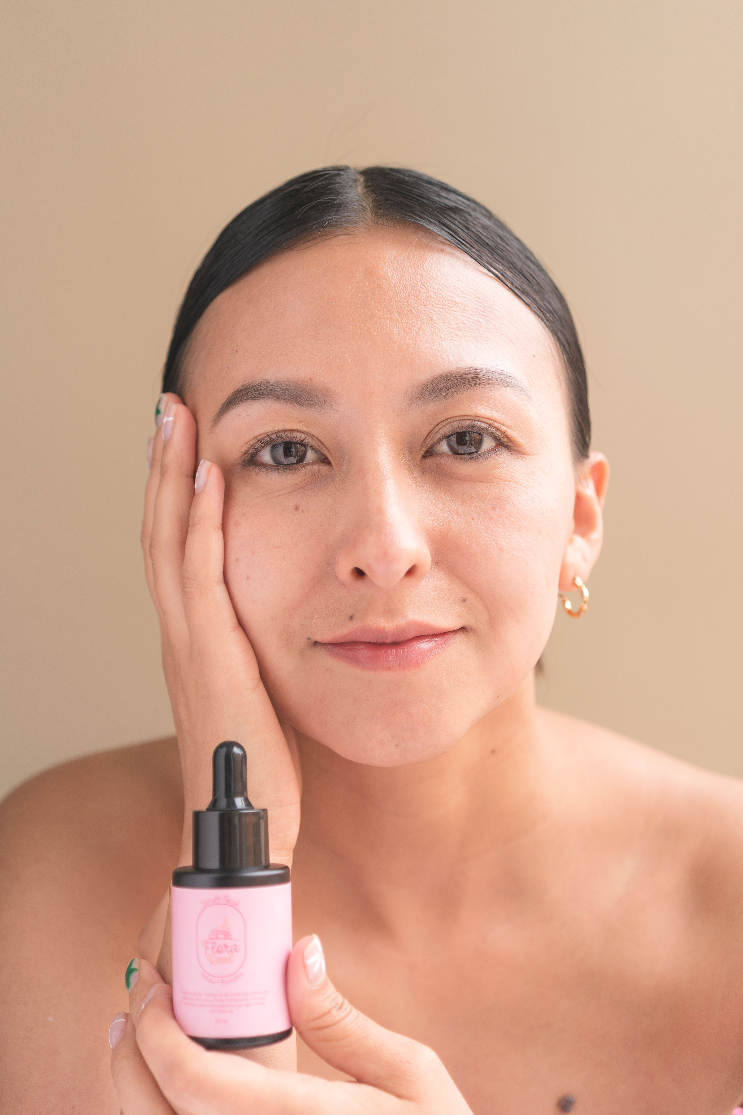 Suero hidratante para el rostro con miel, jalea real, ácido hialurónico y retinol