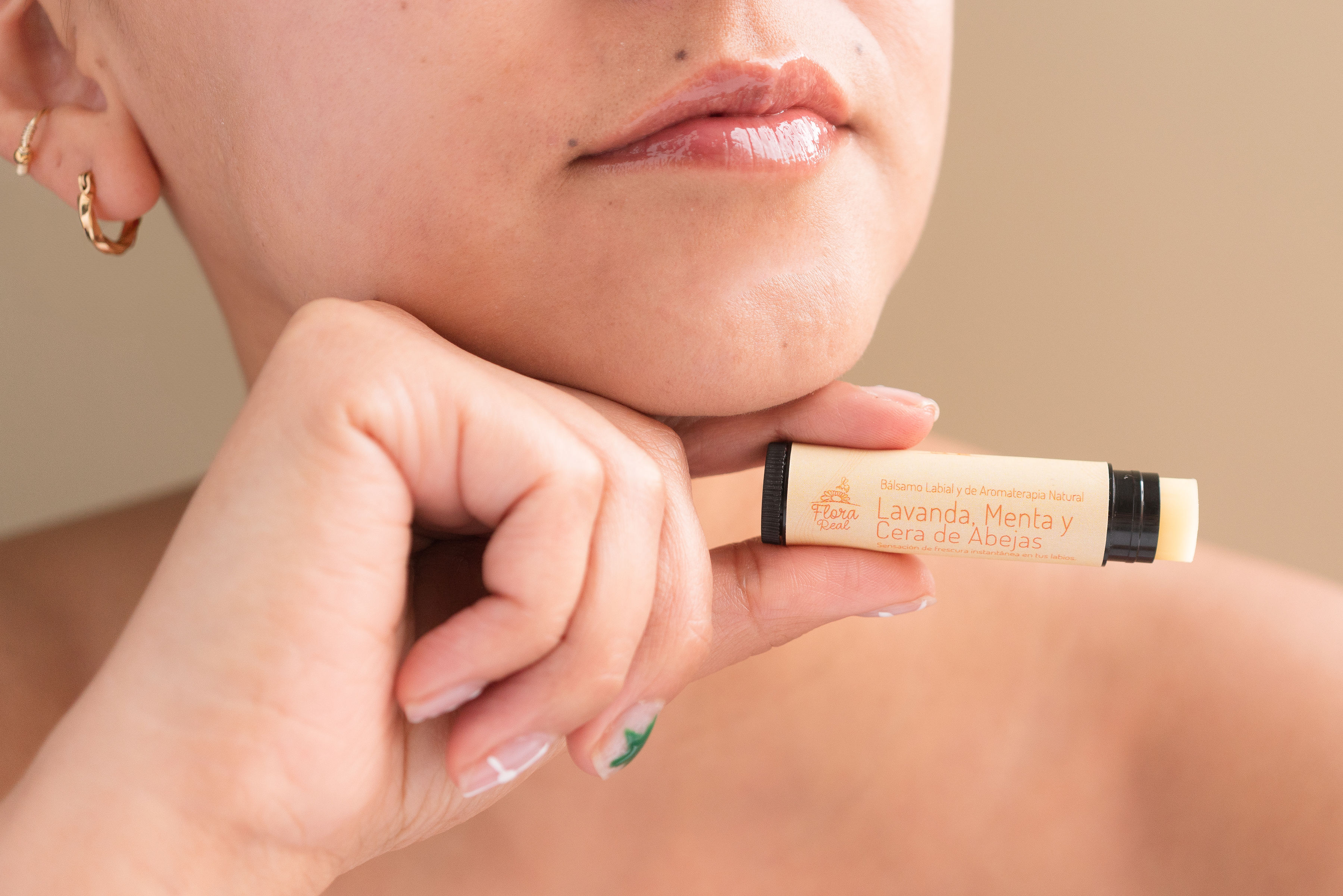 Bálsamo labial reparador con cera de abejas, lavanda, menta y sangre de drago