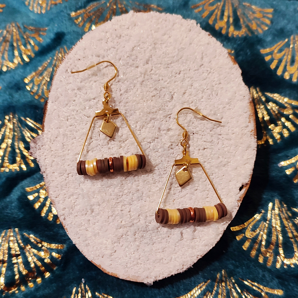 Boucles d'oreilles perles heishi marron et beige nacré