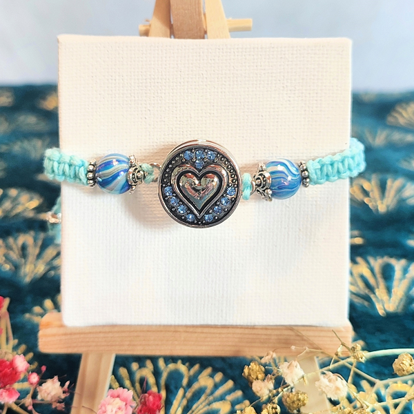 Bracelet macramé bleu avec 3 bijoux pression interchangeables