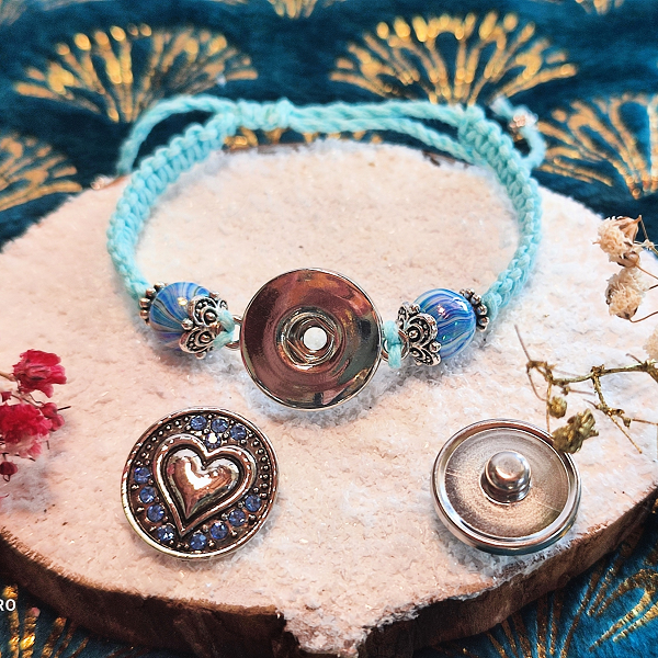 Bracelet macramé bleu avec 3 bijoux pression interchangeables