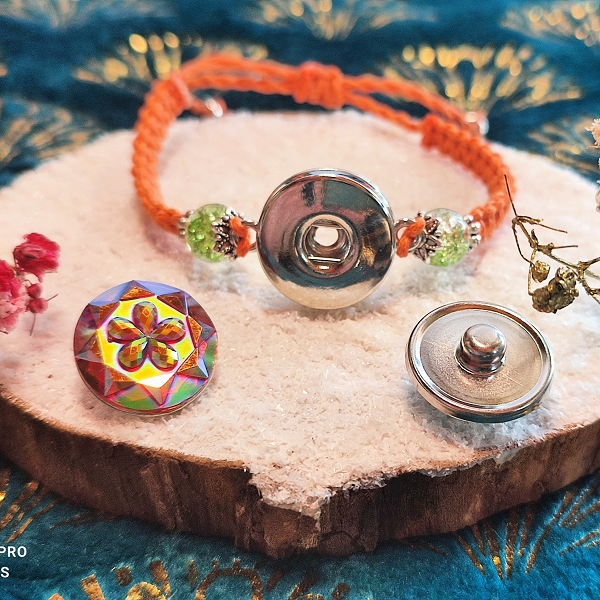 Bracelet macramé orange avec 3 bijoux pression interchangeables